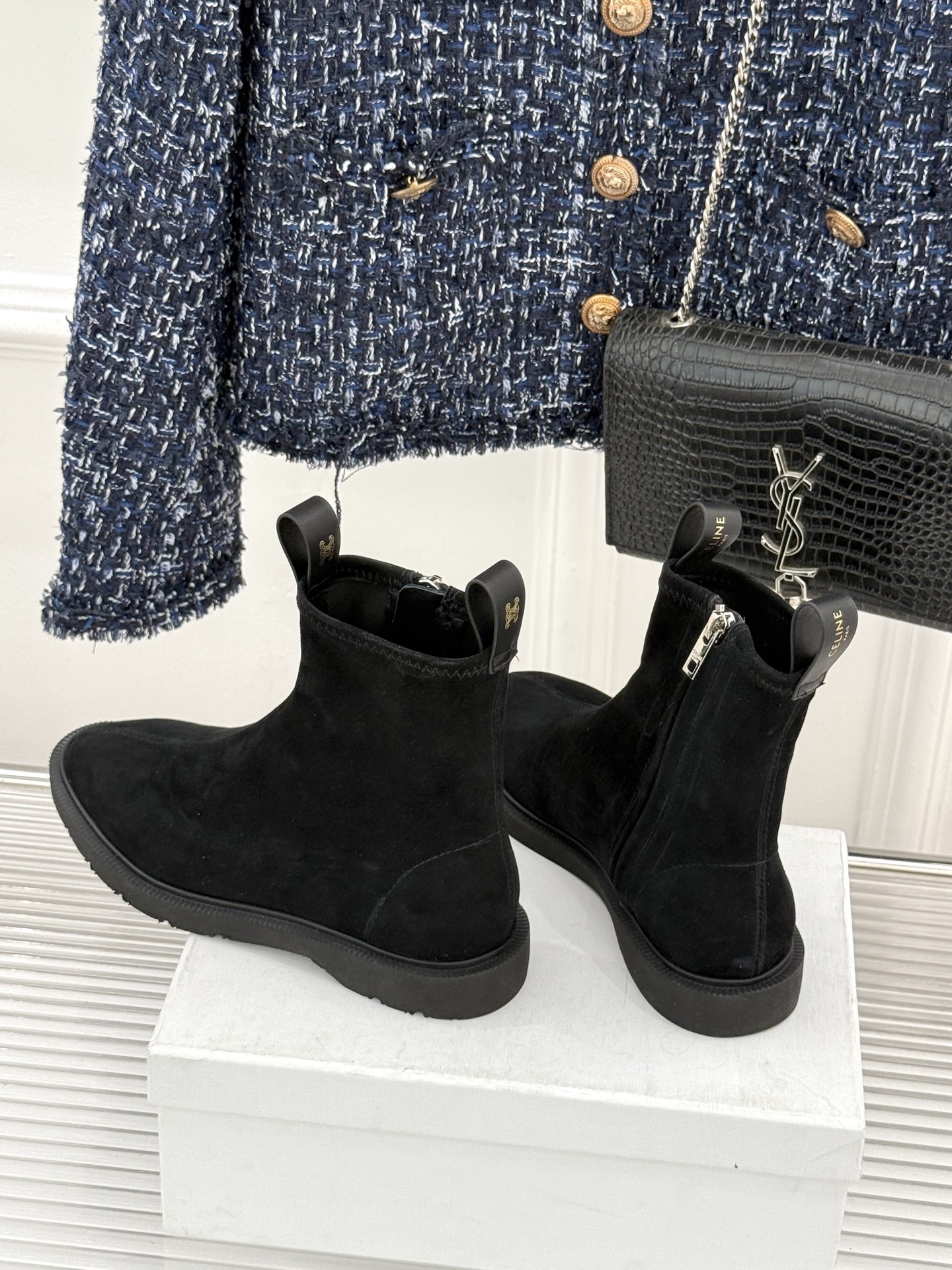 Celine/赛琳25WF秋冬新品凯旋门麂皮复古短靴以细腻麂皮诠释复古奢雅。经典短靴廓形利落修腿柔和鞋头