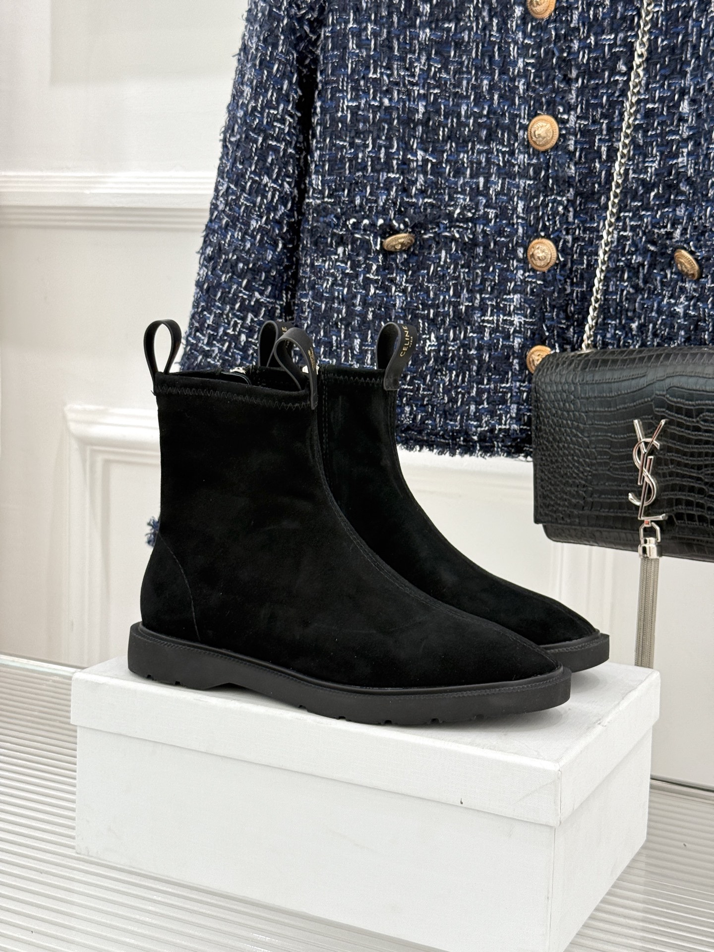 Celine/赛琳25WF秋冬新品凯旋门麂皮复古短靴以细腻麂皮诠释复古奢雅。经典短靴廓形利落修腿柔和鞋头