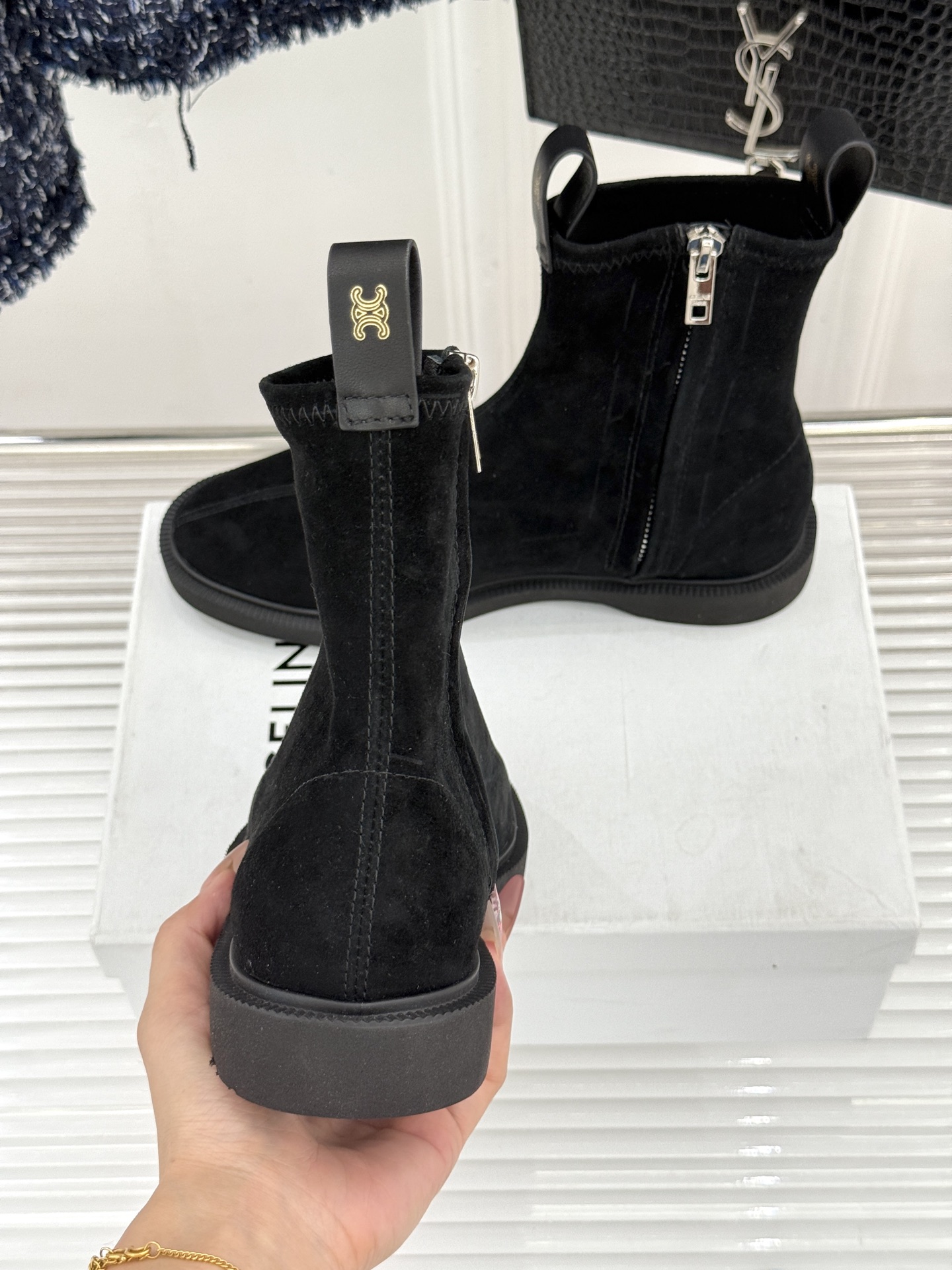 Celine/赛琳25WF秋冬新品凯旋门麂皮复古短靴以细腻麂皮诠释复古奢雅。经典短靴廓形利落修腿柔和鞋头