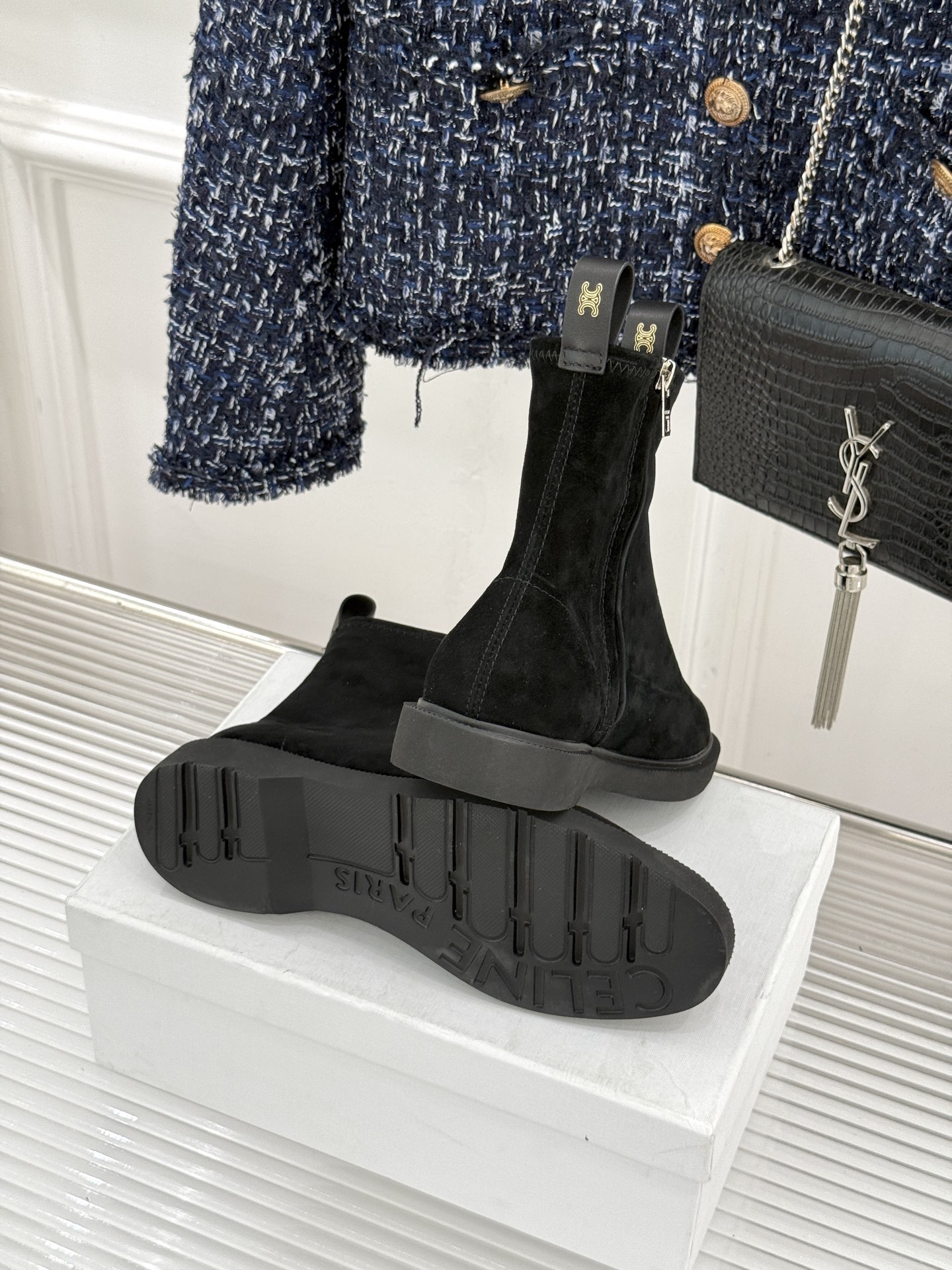 Celine/赛琳25WF秋冬新品凯旋门麂皮复古短靴以细腻麂皮诠释复古奢雅。经典短靴廓形利落修腿柔和鞋头