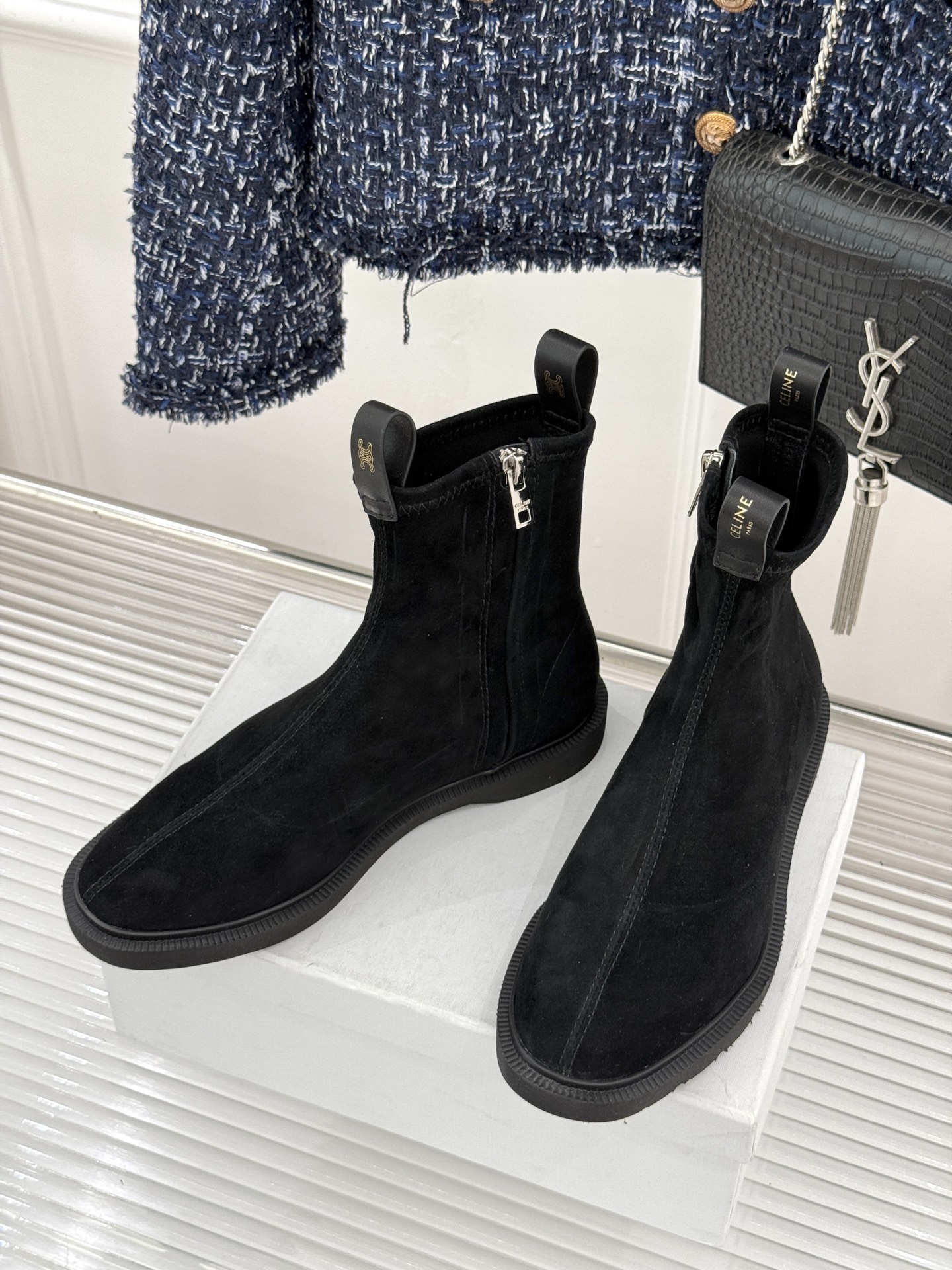 Celine/赛琳25WF秋冬新品凯旋门麂皮复古短靴以细腻麂皮诠释复古奢雅。经典短靴廓形利落修腿柔和鞋头