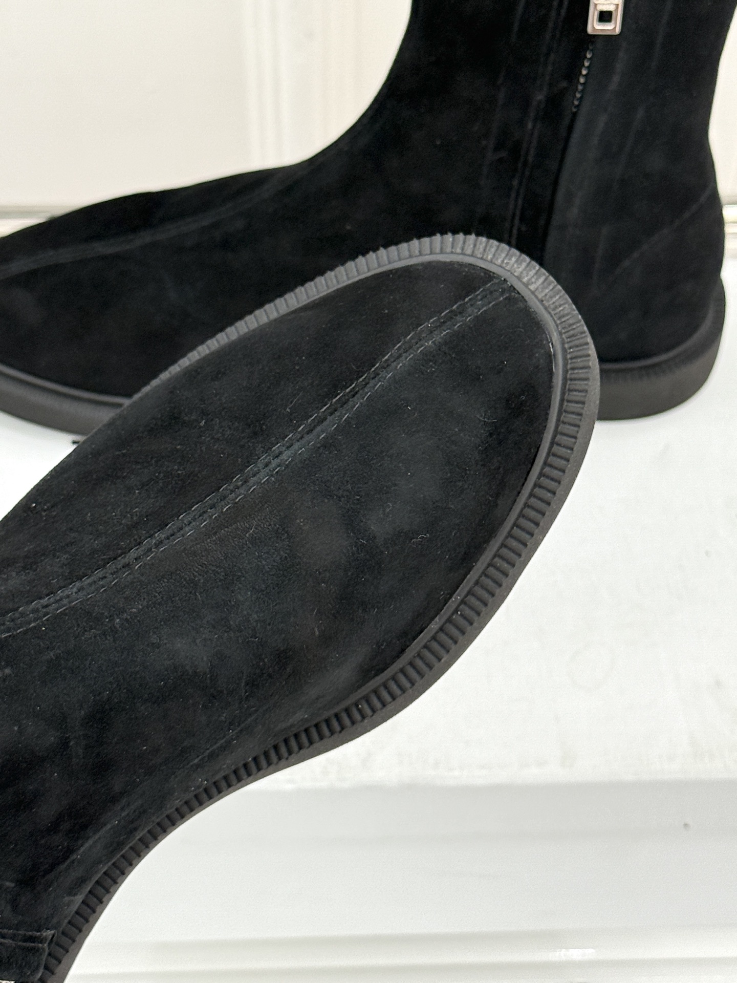 Celine/赛琳25WF秋冬新品凯旋门麂皮复古短靴以细腻麂皮诠释复古奢雅。经典短靴廓形利落修腿柔和鞋头