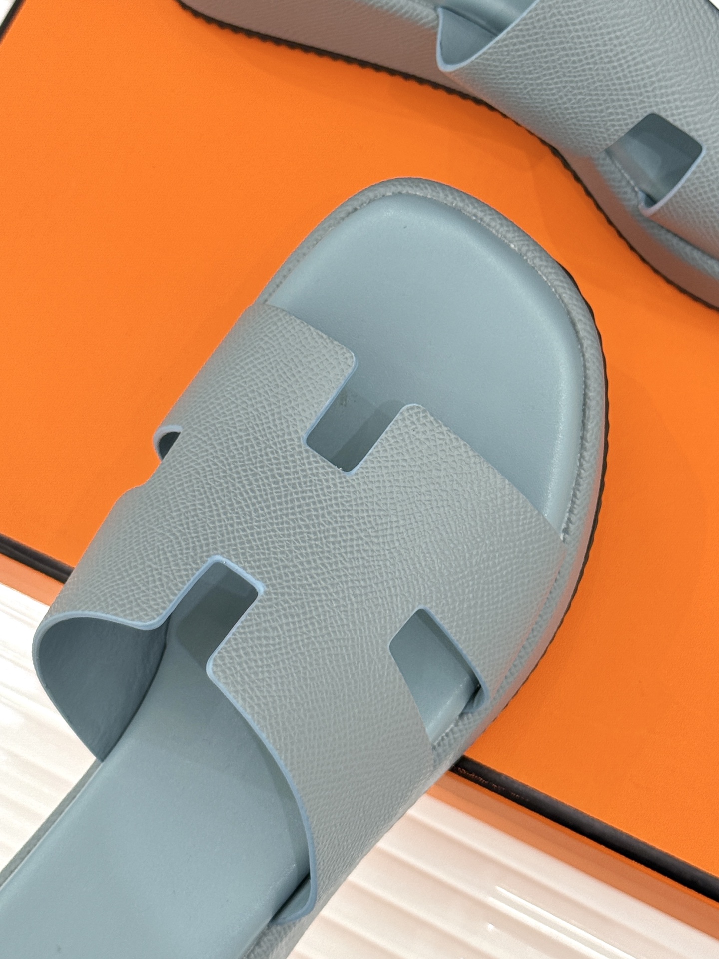 Hermès/爱马仕26WF新品极简厚底H拖鞋以极简厚底重塑经典H拖鞋。标志性H型鞋面利落大气无多余修饰