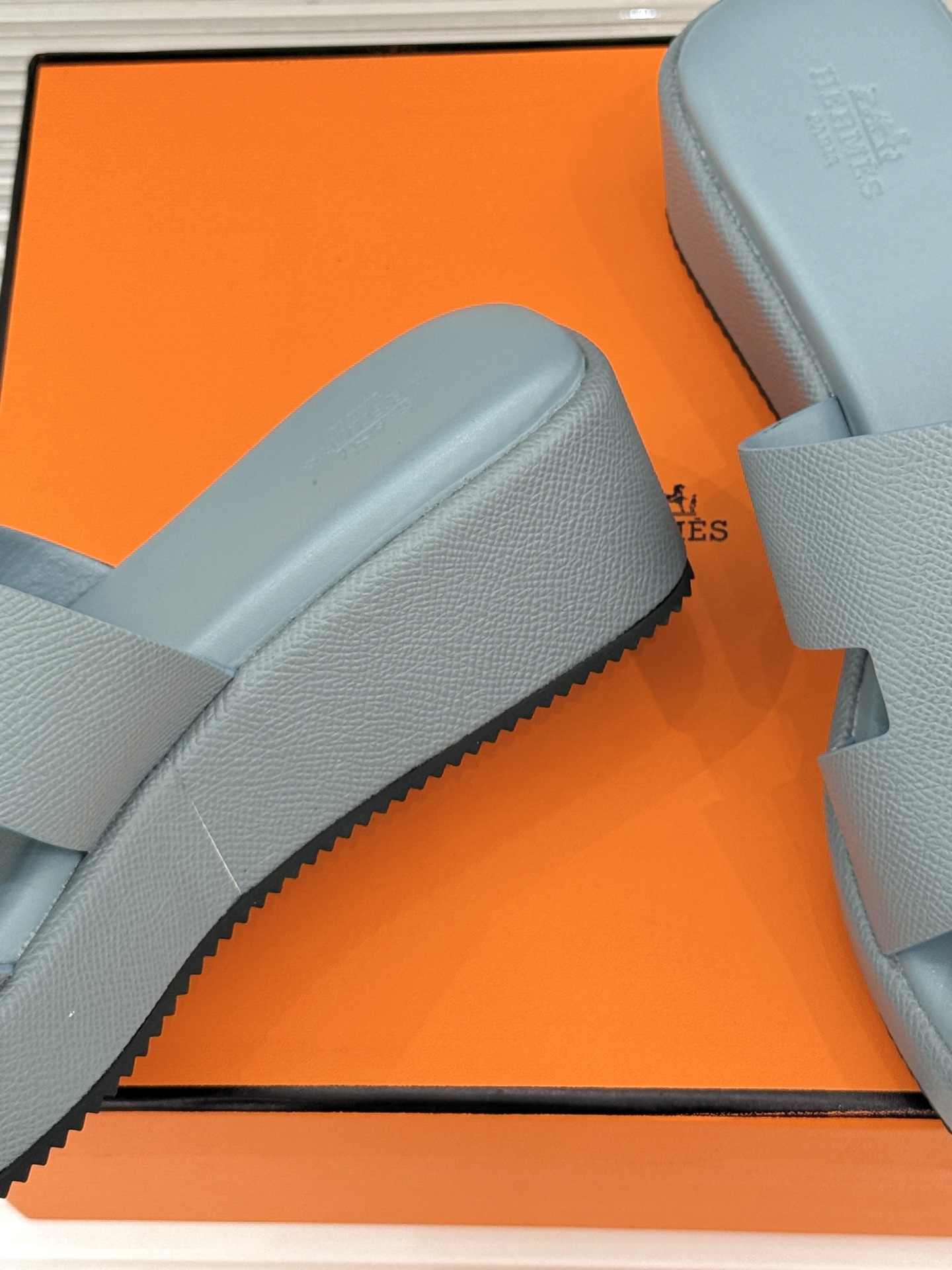 Hermès/爱马仕26WF新品极简厚底H拖鞋以极简厚底重塑经典H拖鞋。标志性H型鞋面利落大气无多余修饰