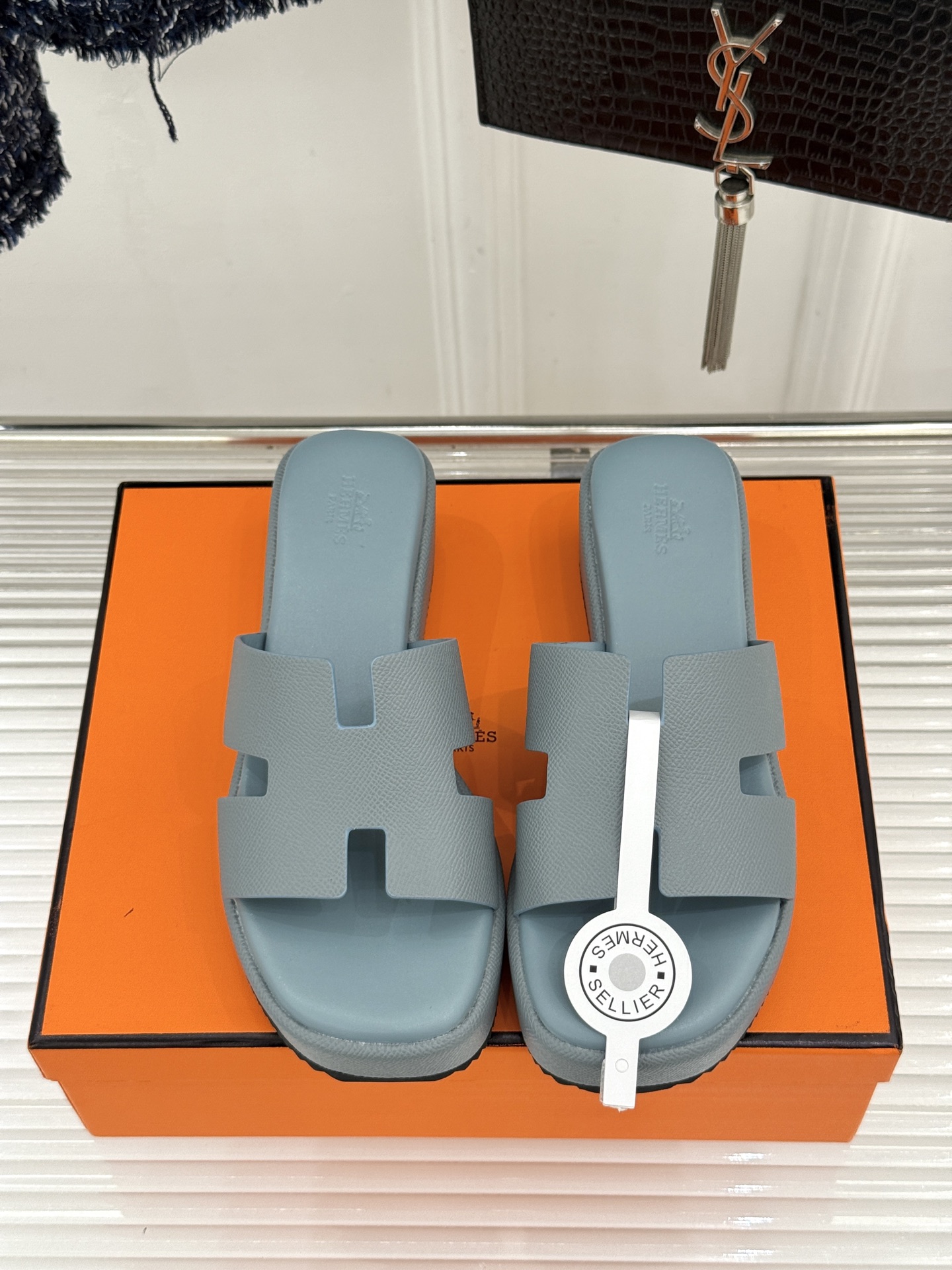 Hermès/爱马仕26WF新品极简厚底H拖鞋以极简厚底重塑经典H拖鞋。标志性H型鞋面利落大气无多余修饰