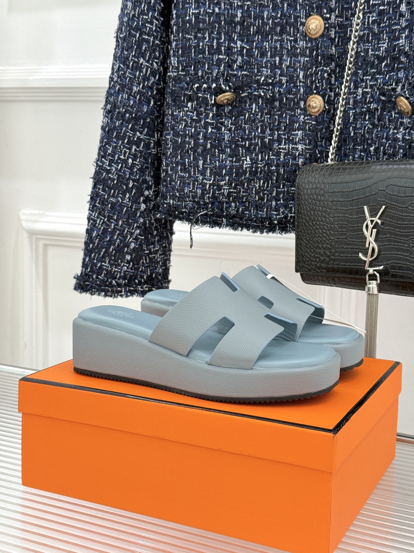 Hermès/爱马仕26WF新品极简厚底H拖鞋以极简厚底重塑经典H拖鞋。标志性H型鞋面利落大气无多余修饰