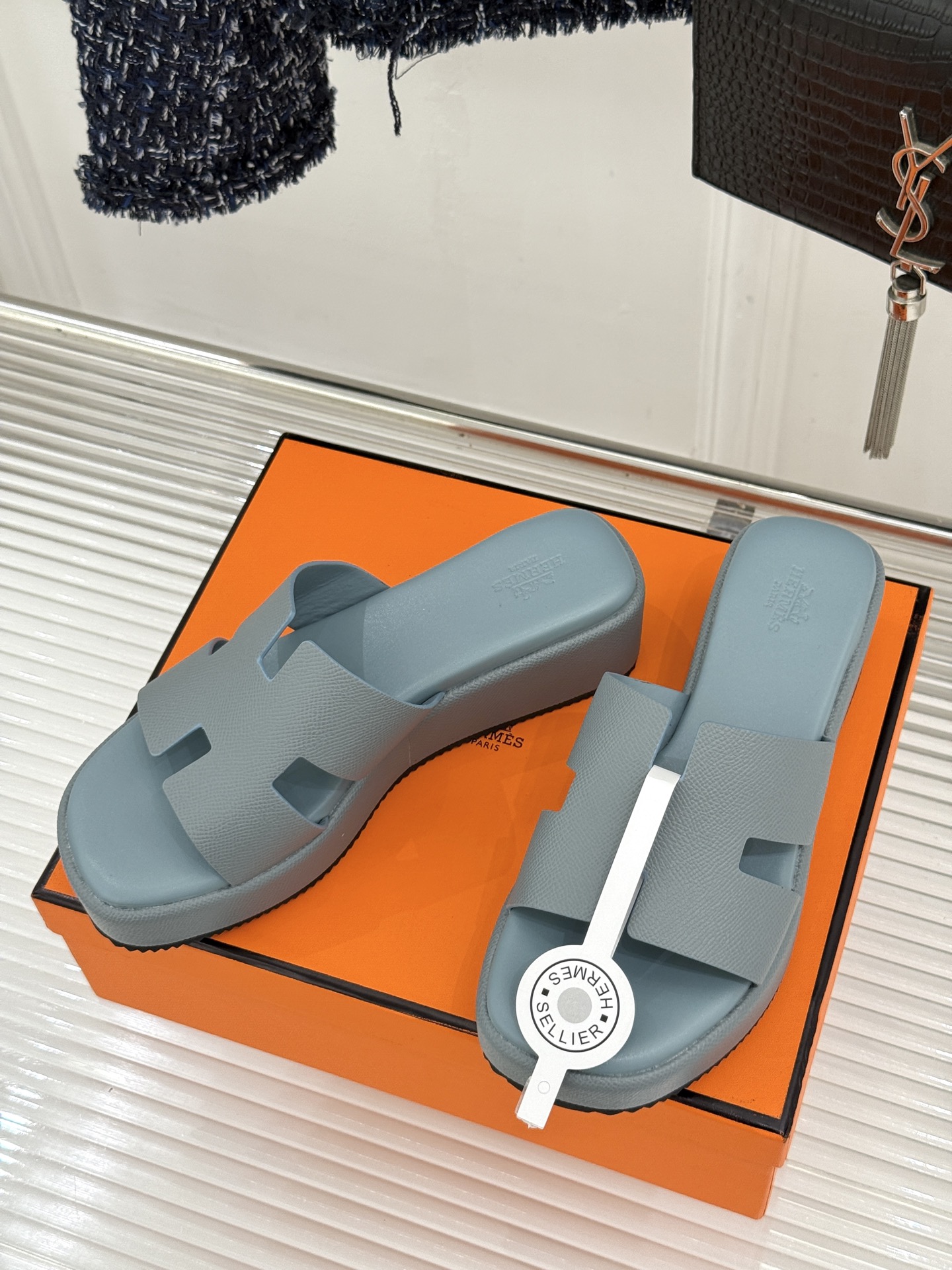 Hermès/爱马仕26WF新品极简厚底H拖鞋以极简厚底重塑经典H拖鞋。标志性H型鞋面利落大气无多余修饰