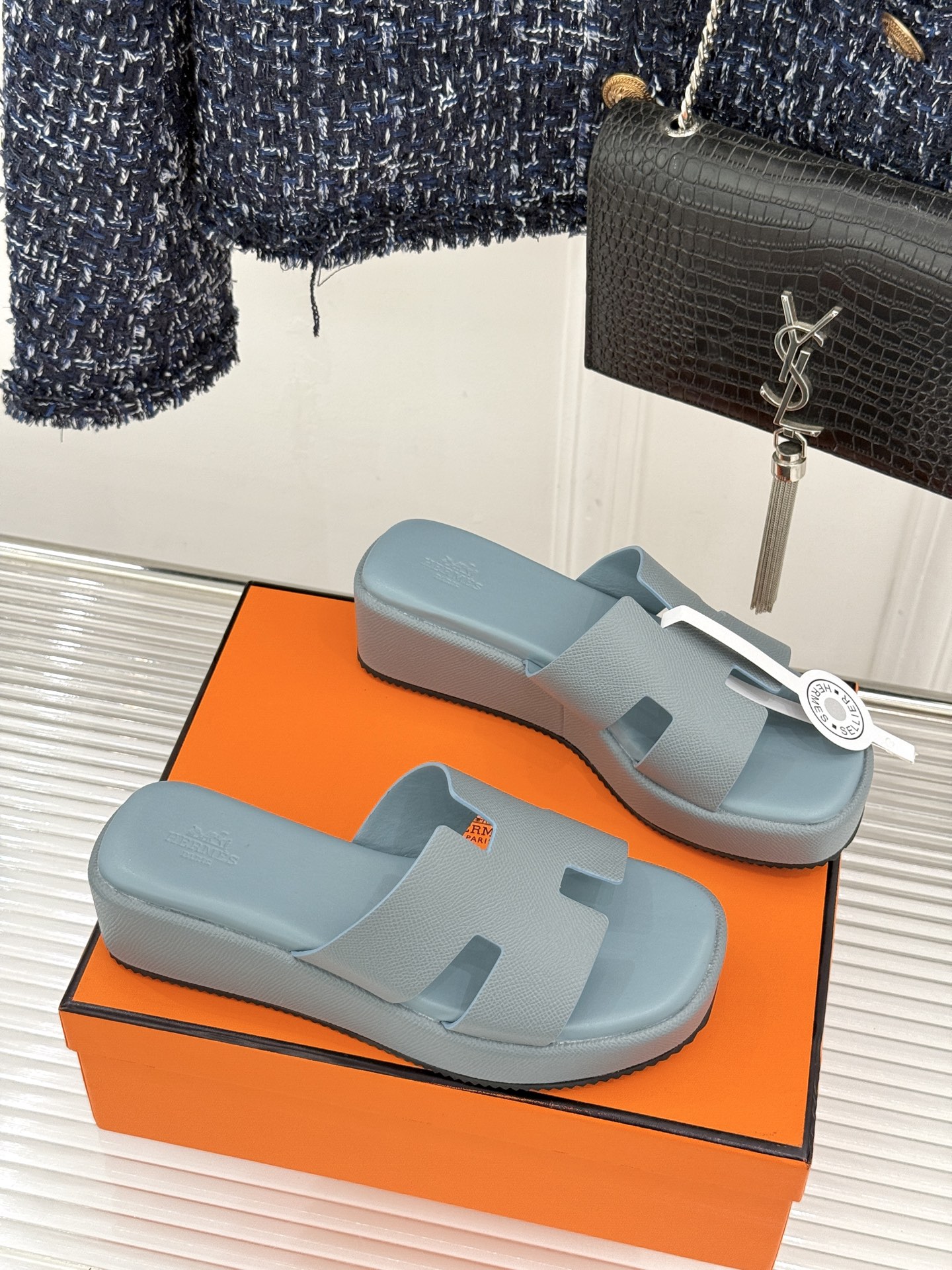 Hermès/爱马仕26WF新品极简厚底H拖鞋以极简厚底重塑经典H拖鞋。标志性H型鞋面利落大气无多余修饰