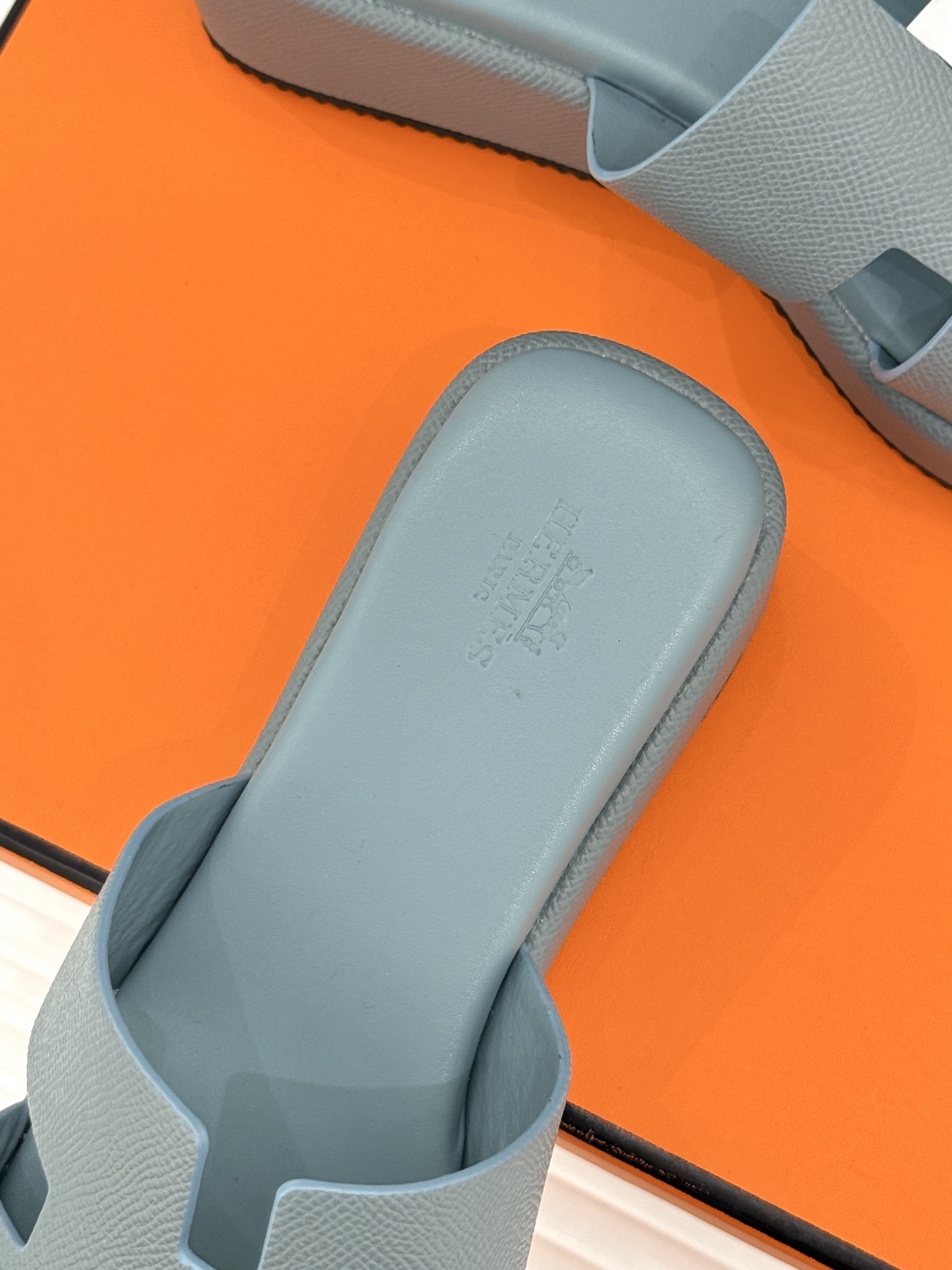 Hermès/爱马仕26WF新品极简厚底H拖鞋以极简厚底重塑经典H拖鞋。标志性H型鞋面利落大气无多余修饰