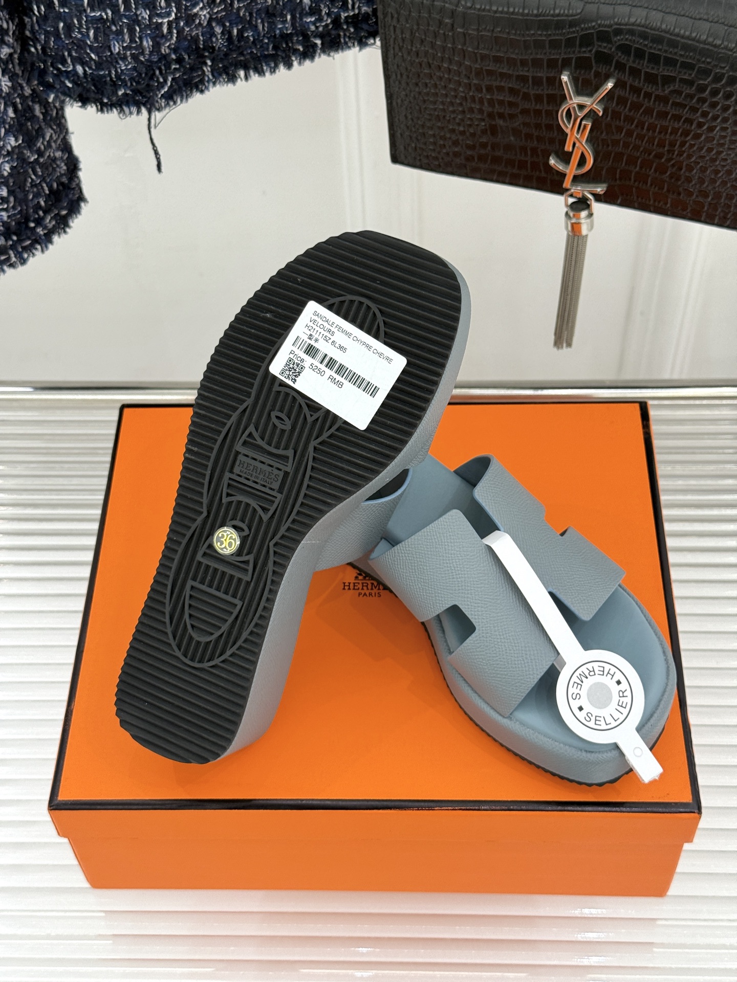 Hermès/爱马仕26WF新品极简厚底H拖鞋以极简厚底重塑经典H拖鞋。标志性H型鞋面利落大气无多余修饰