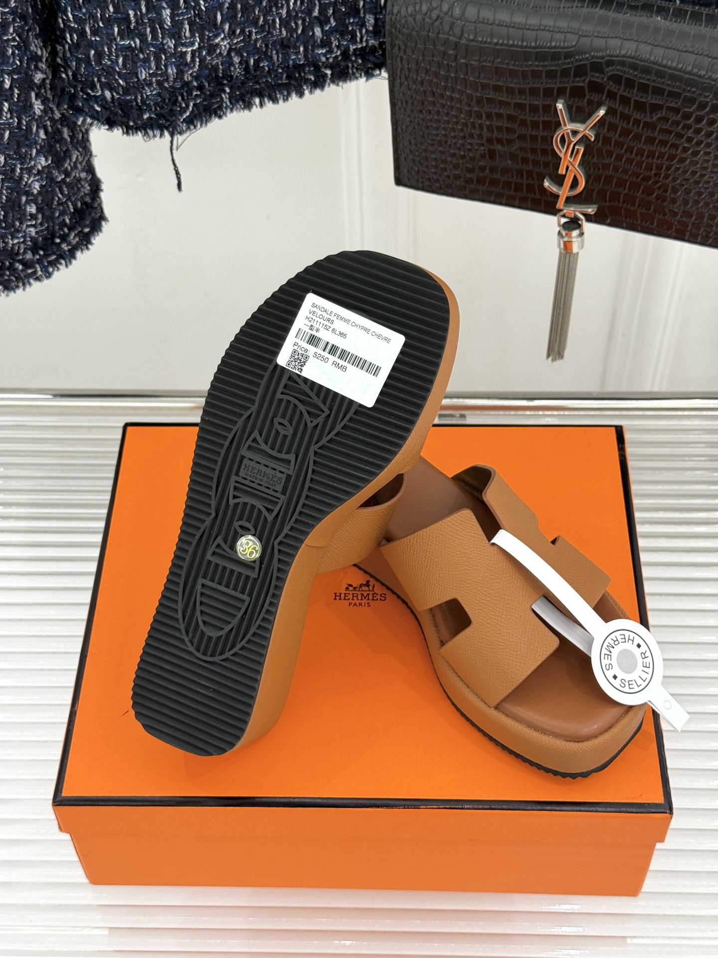 Hermès/爱马仕26WF新品极简厚底H拖鞋以极简厚底重塑经典H拖鞋。标志性H型鞋面利落大气无多余修饰