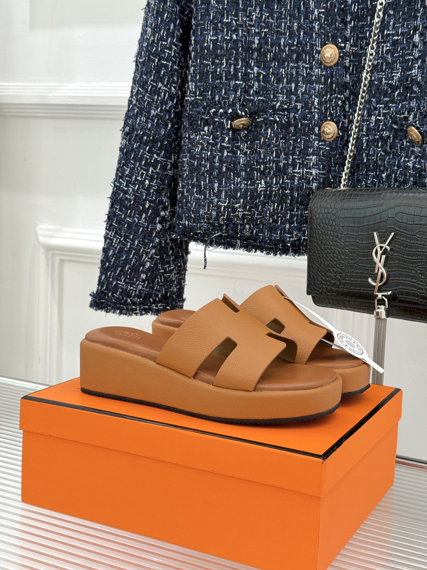 Hermès/爱马仕26WF新品极简厚底H拖鞋以极简厚底重塑经典H拖鞋。标志性H型鞋面利落大气无多余修饰