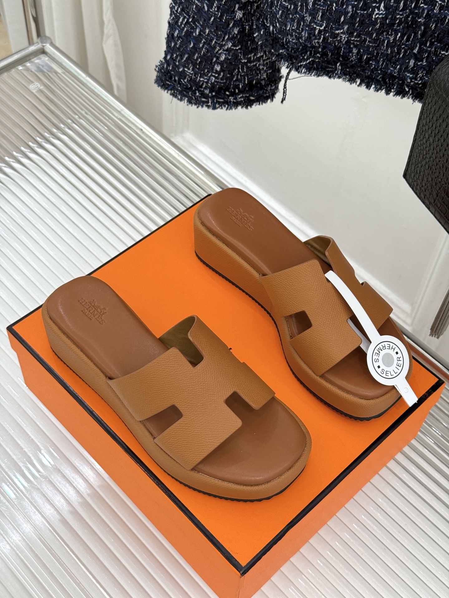 Hermès/爱马仕26WF新品极简厚底H拖鞋以极简厚底重塑经典H拖鞋。标志性H型鞋面利落大气无多余修饰
