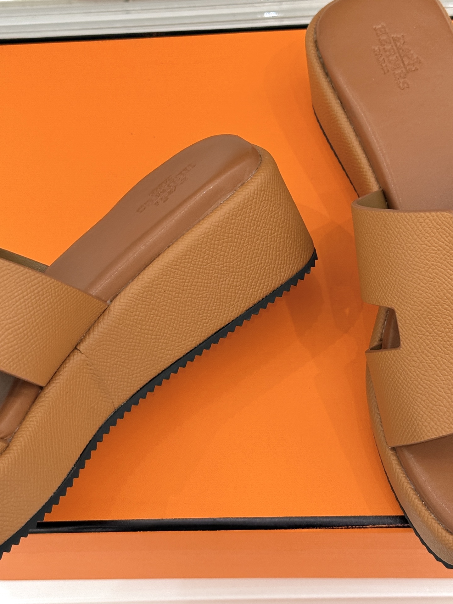 Hermès/爱马仕26WF新品极简厚底H拖鞋以极简厚底重塑经典H拖鞋。标志性H型鞋面利落大气无多余修饰
