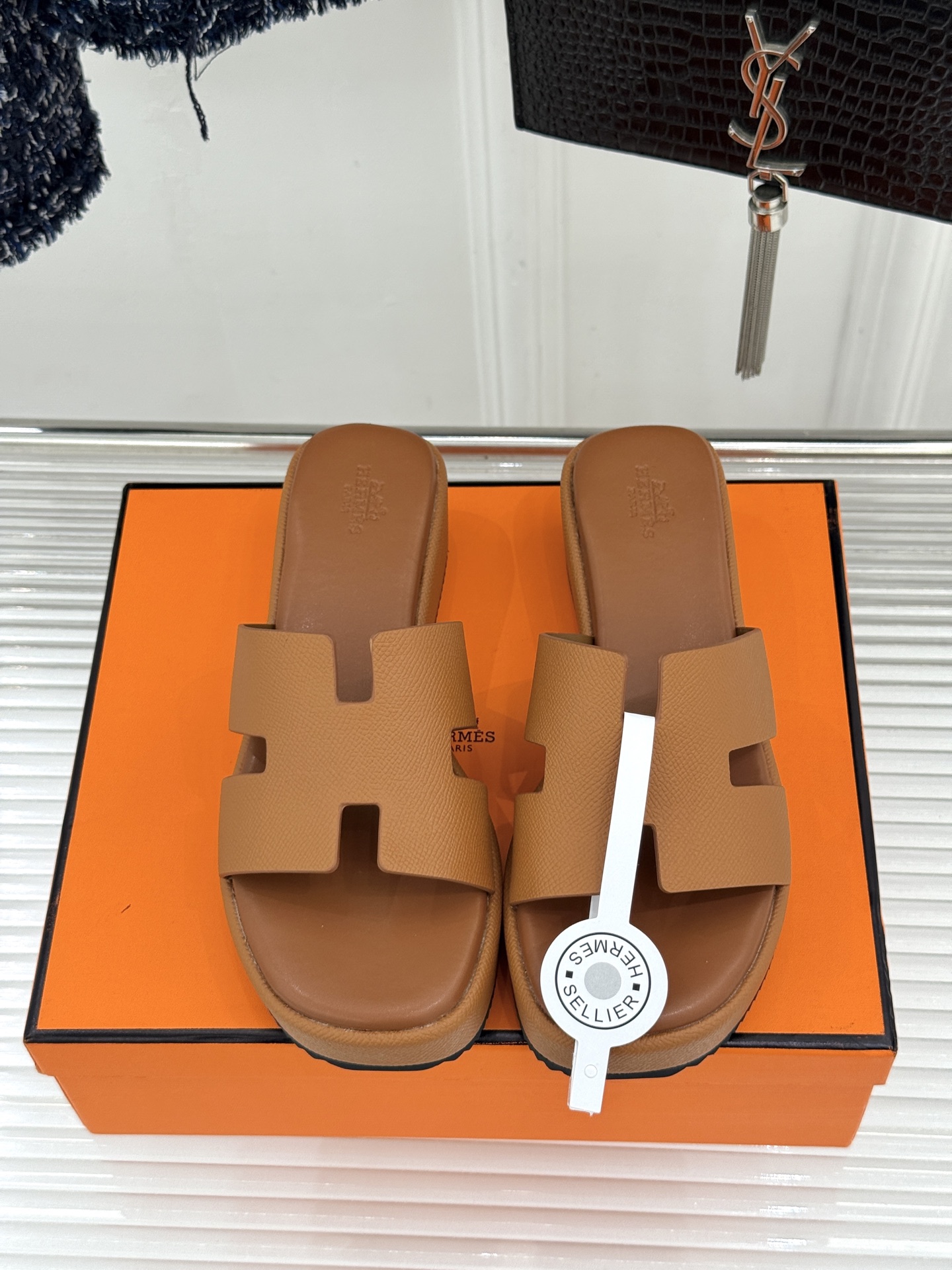 Hermès/爱马仕26WF新品极简厚底H拖鞋以极简厚底重塑经典H拖鞋。标志性H型鞋面利落大气无多余修饰