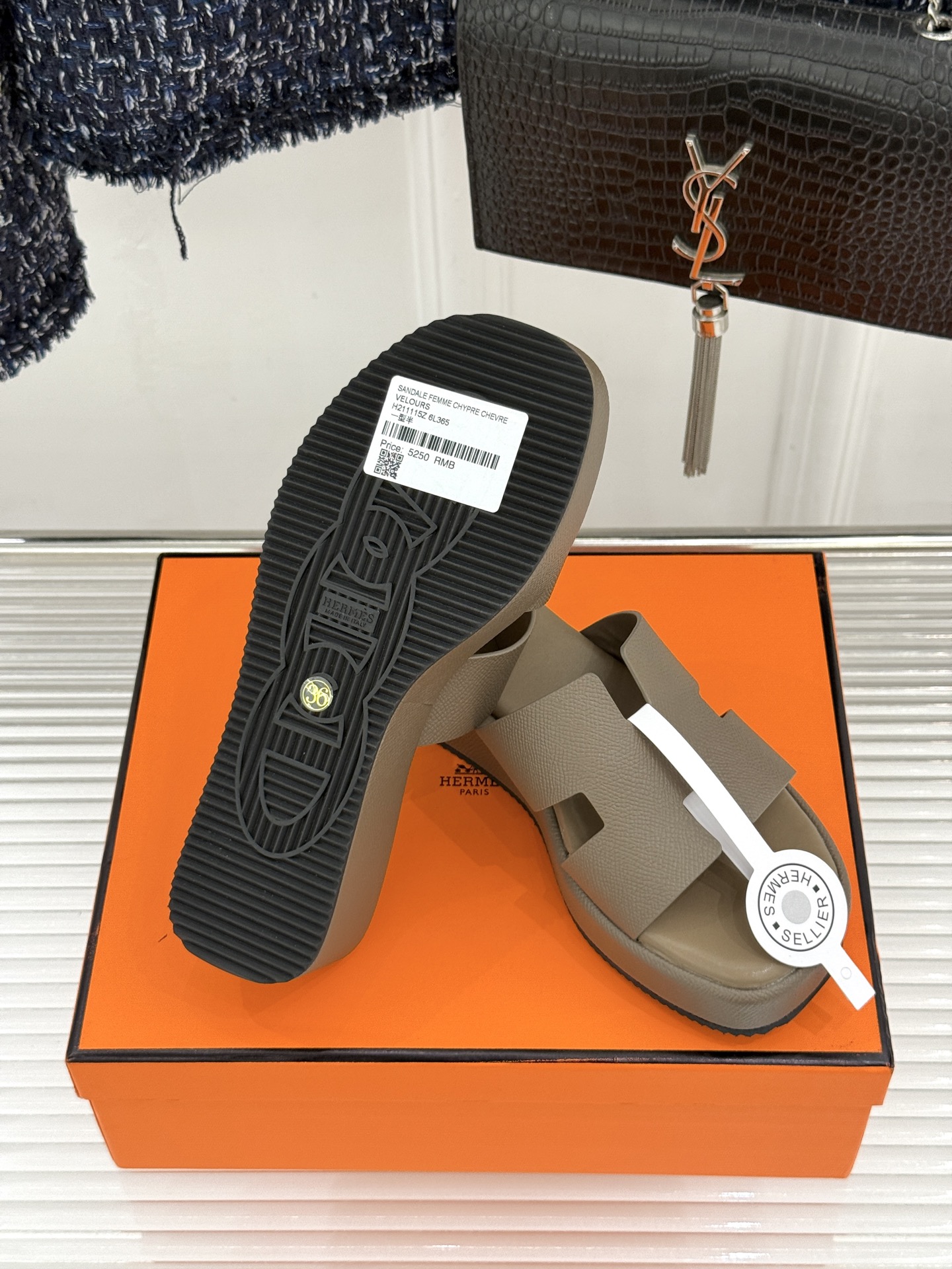 Hermès/爱马仕26WF新品极简厚底H拖鞋以极简厚底重塑经典H拖鞋。标志性H型鞋面利落大气无多余修饰