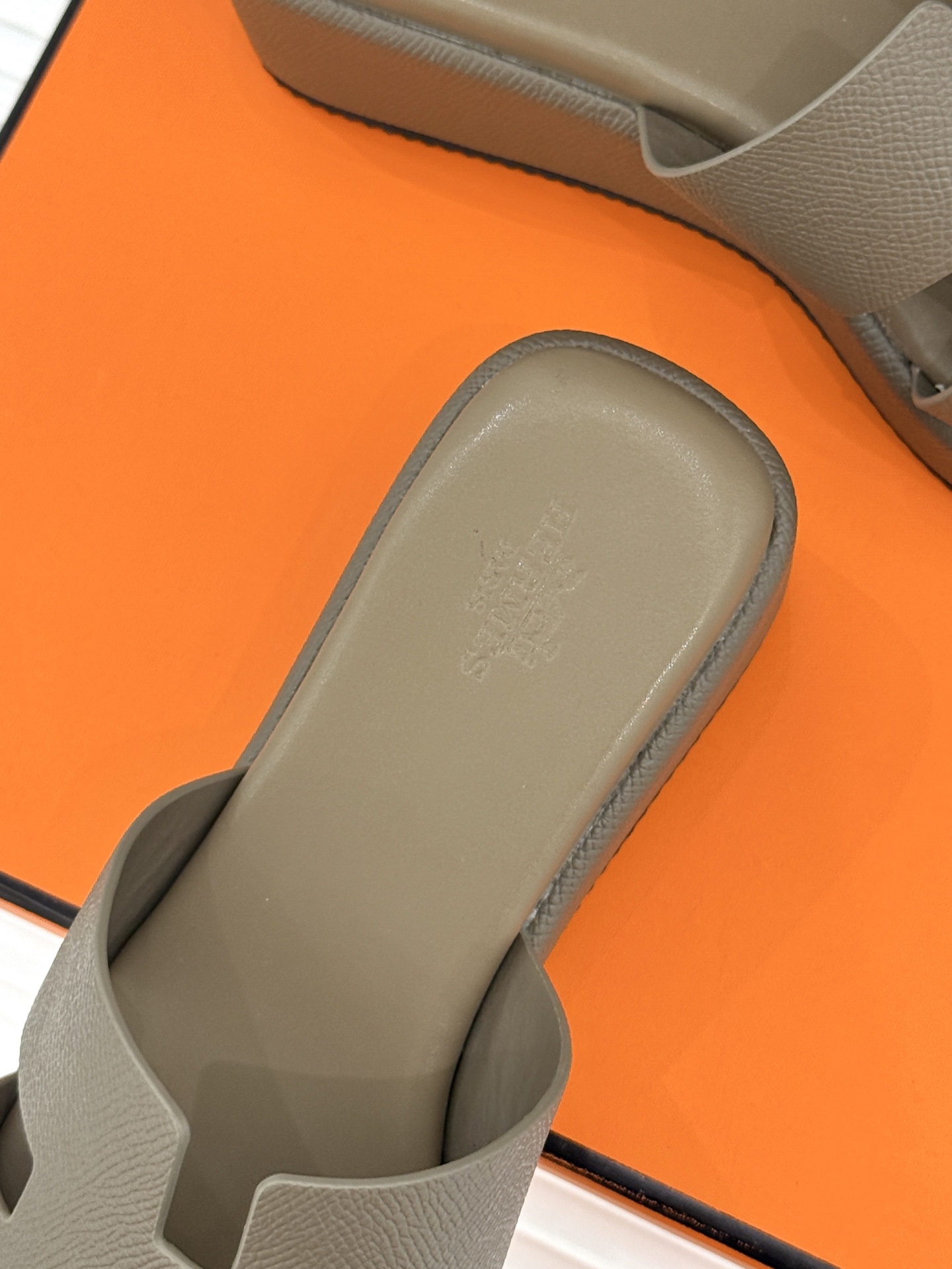 Hermès/爱马仕26WF新品极简厚底H拖鞋以极简厚底重塑经典H拖鞋。标志性H型鞋面利落大气无多余修饰