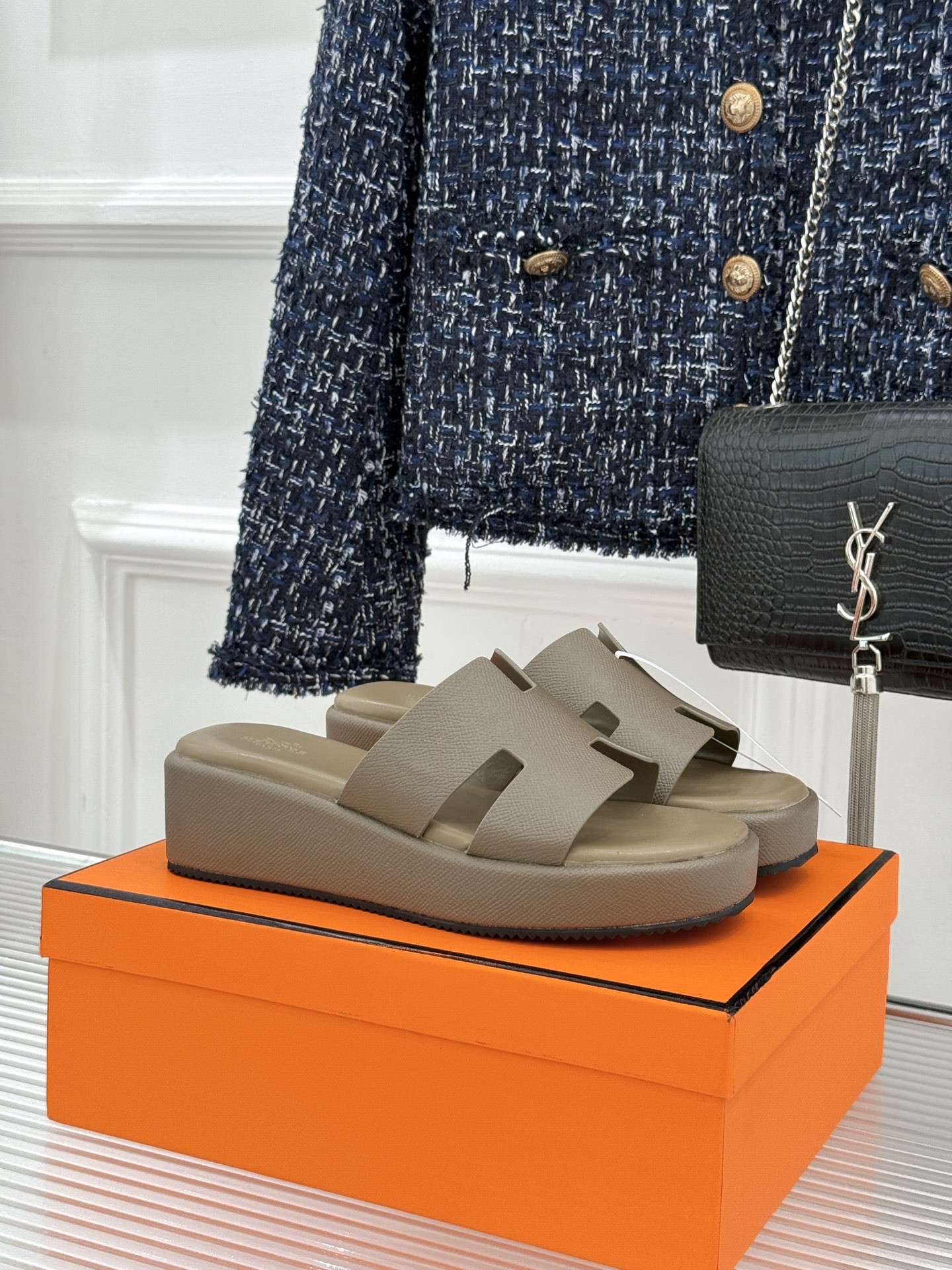 Hermès/爱马仕26WF新品极简厚底H拖鞋以极简厚底重塑经典H拖鞋。标志性H型鞋面利落大气无多余修饰