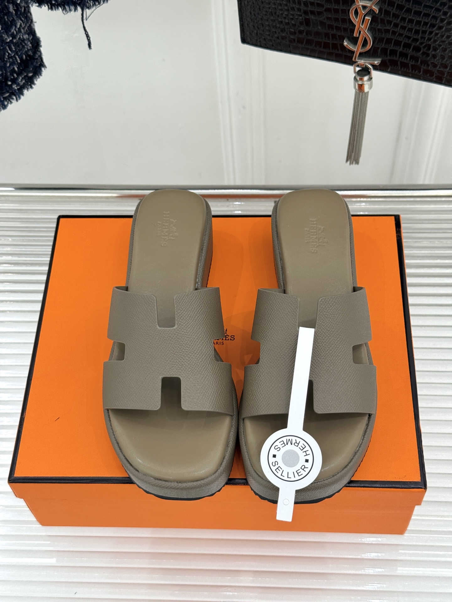 Hermès/爱马仕26WF新品极简厚底H拖鞋以极简厚底重塑经典H拖鞋。标志性H型鞋面利落大气无多余修饰