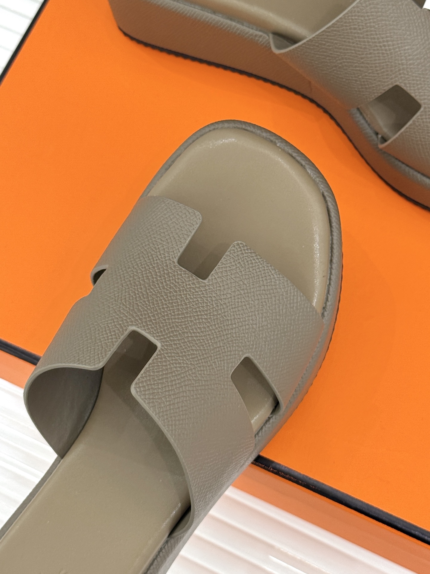 Hermès/爱马仕26WF新品极简厚底H拖鞋以极简厚底重塑经典H拖鞋。标志性H型鞋面利落大气无多余修饰