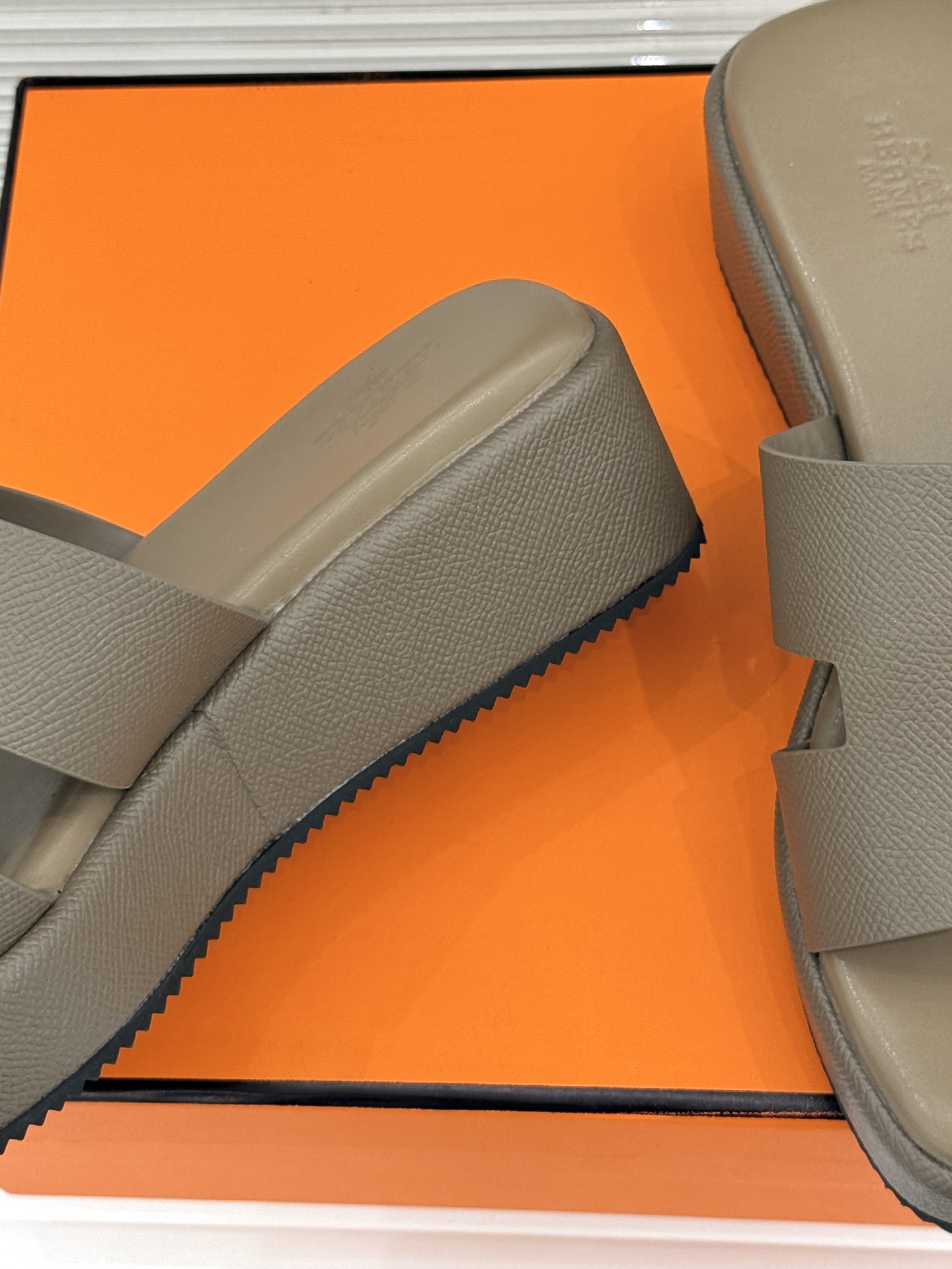 Hermès/爱马仕26WF新品极简厚底H拖鞋以极简厚底重塑经典H拖鞋。标志性H型鞋面利落大气无多余修饰