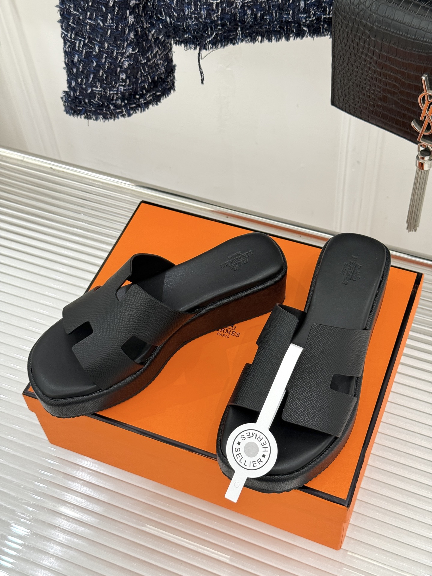 Hermès/爱马仕26WF新品极简厚底H拖鞋以极简厚底重塑经典H拖鞋。标志性H型鞋面利落大气无多余修饰