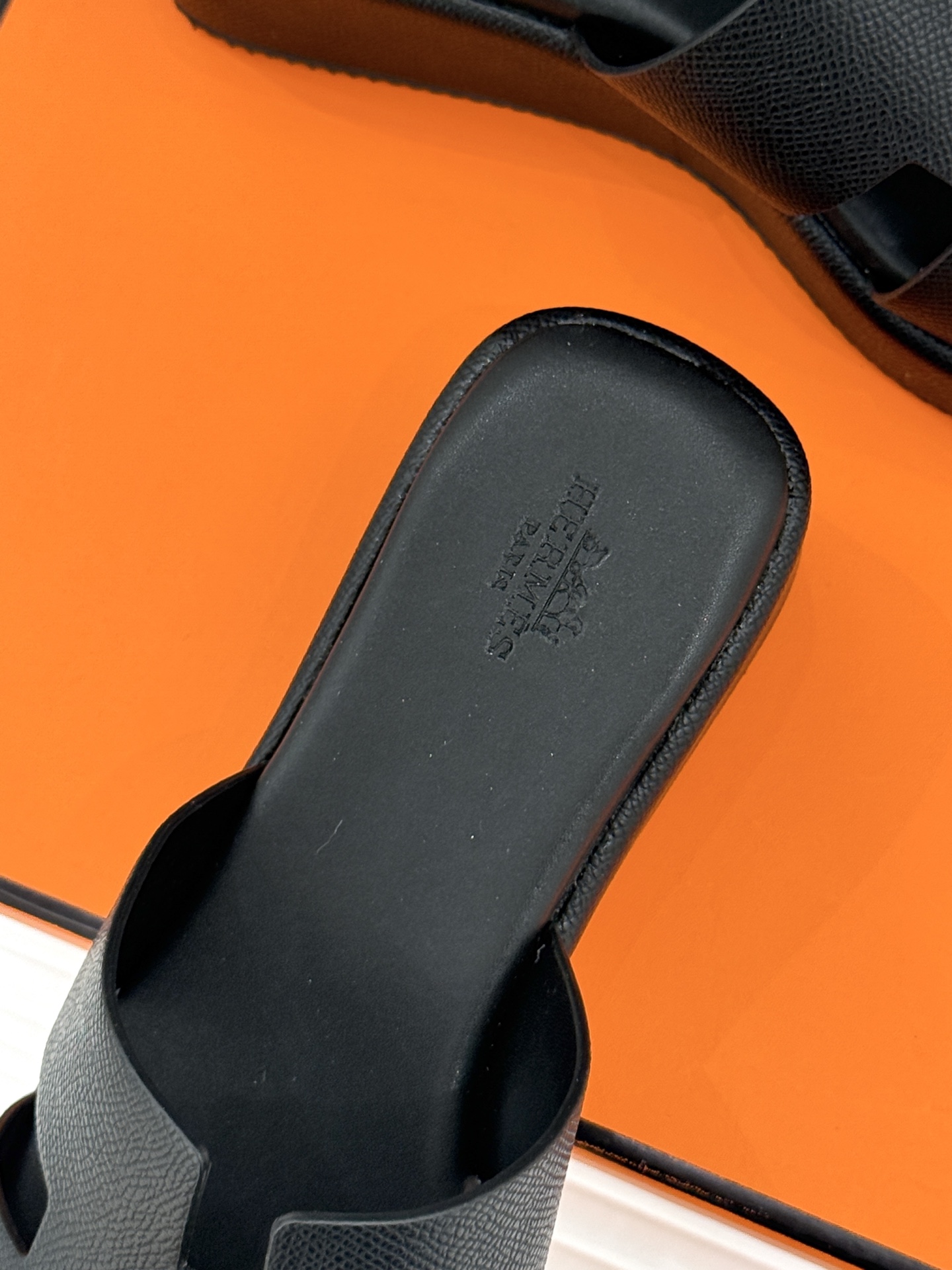 Hermès/爱马仕26WF新品极简厚底H拖鞋以极简厚底重塑经典H拖鞋。标志性H型鞋面利落大气无多余修饰