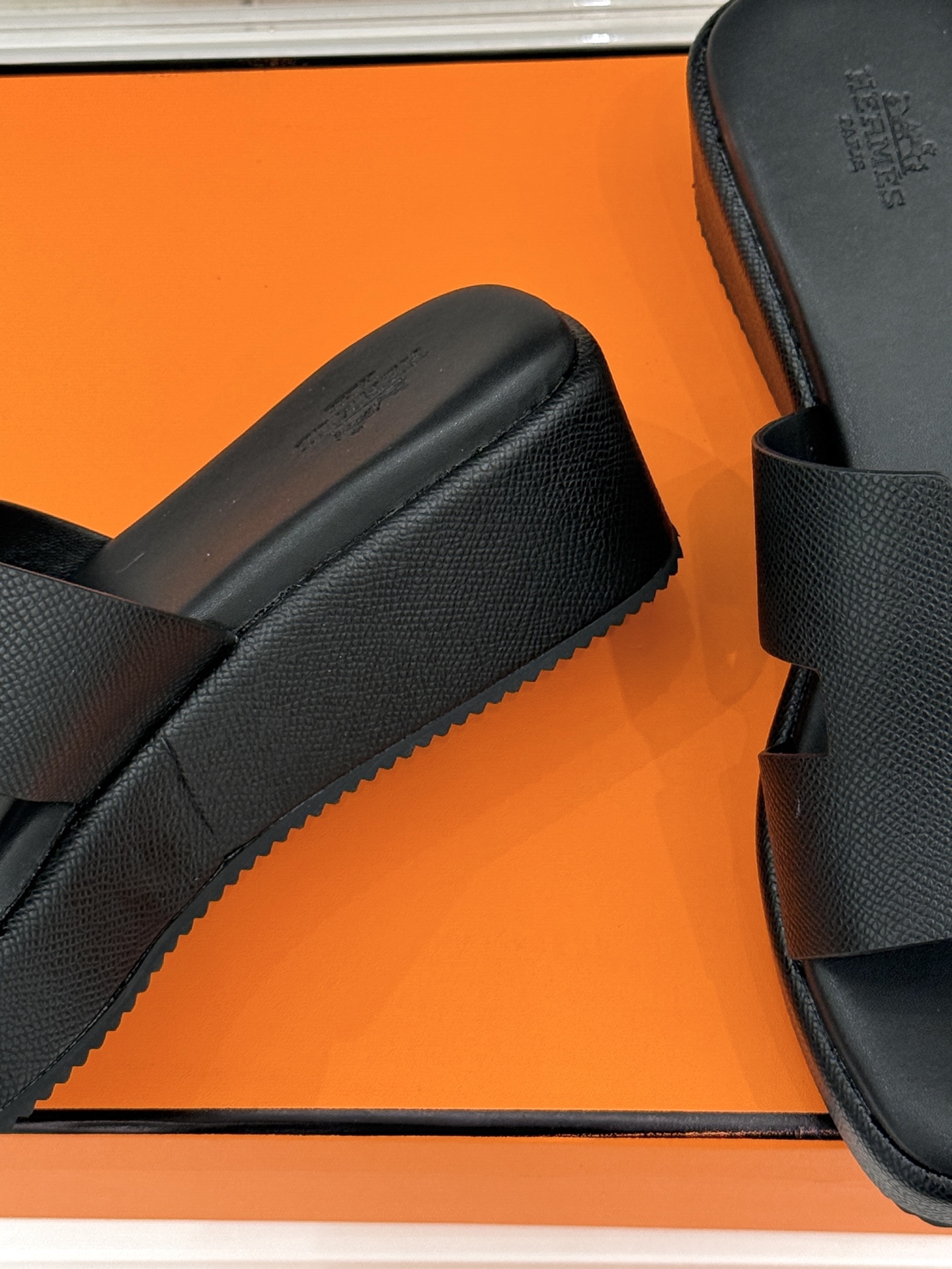 Hermès/爱马仕26WF新品极简厚底H拖鞋以极简厚底重塑经典H拖鞋。标志性H型鞋面利落大气无多余修饰