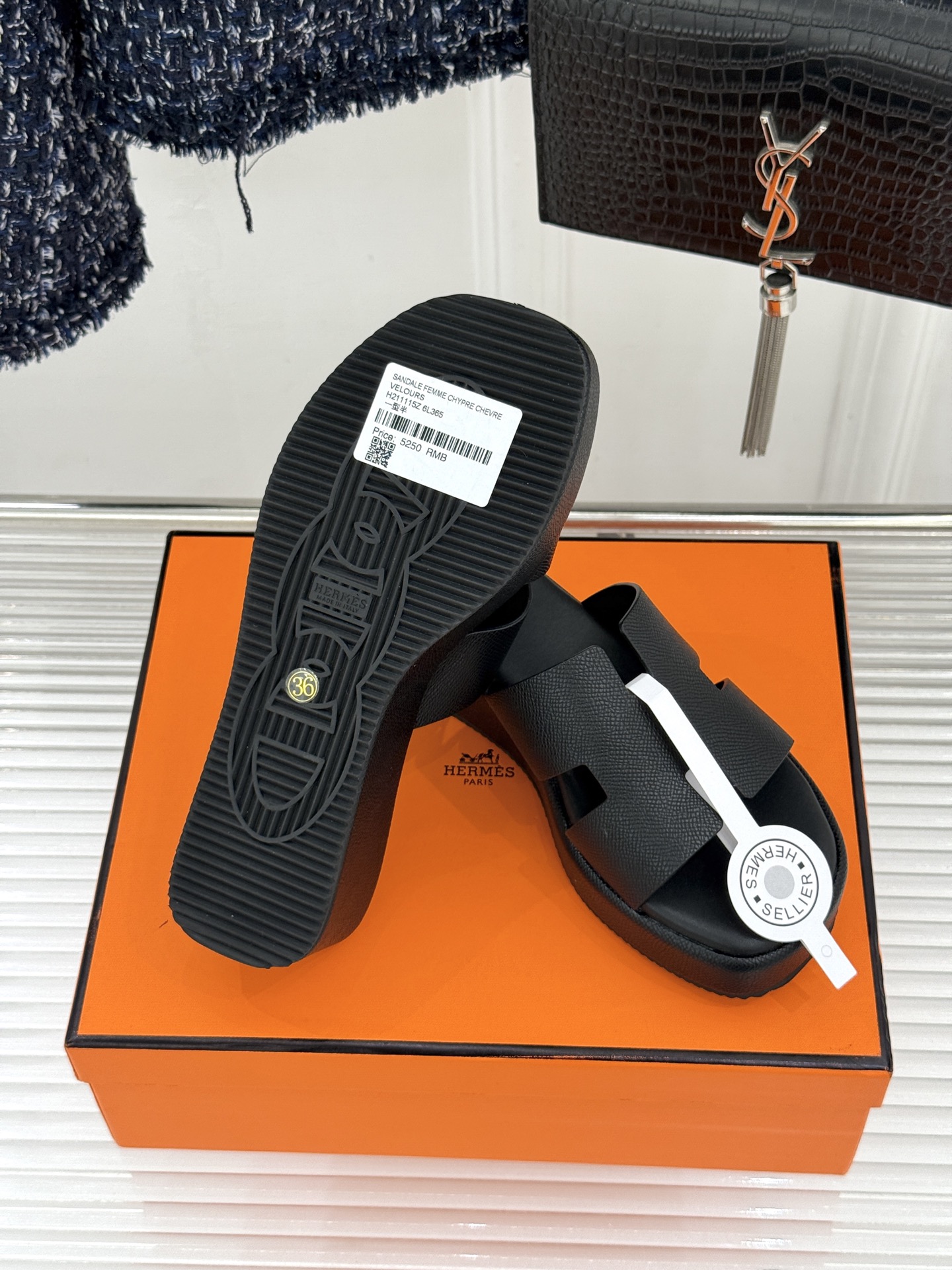 Hermès/爱马仕26WF新品极简厚底H拖鞋以极简厚底重塑经典H拖鞋。标志性H型鞋面利落大气无多余修饰