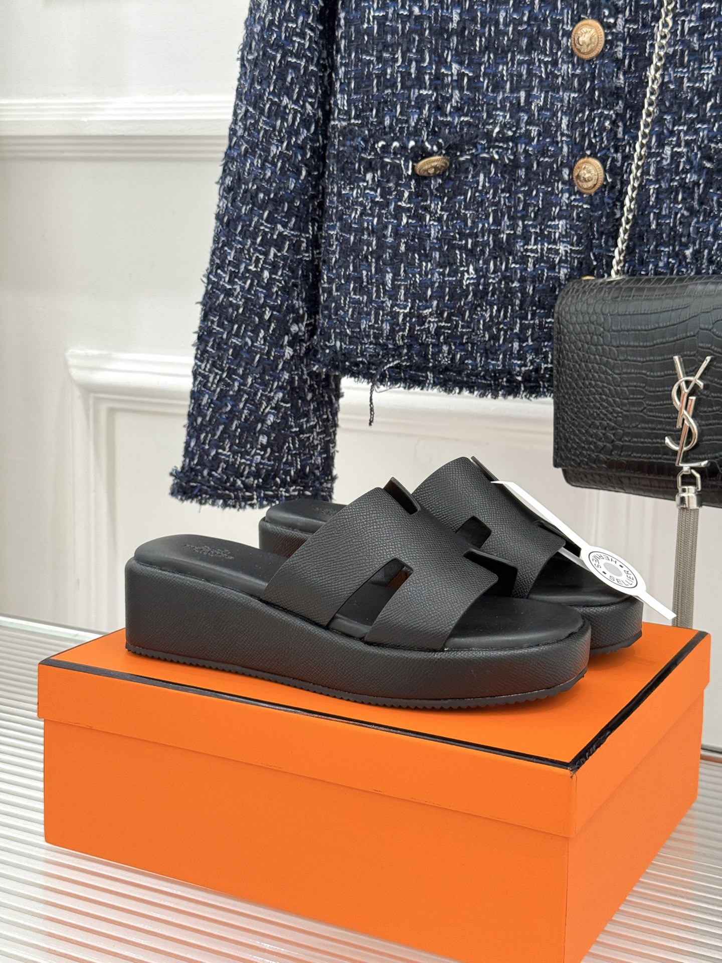 Hermès/爱马仕26WF新品极简厚底H拖鞋以极简厚底重塑经典H拖鞋。标志性H型鞋面利落大气无多余修饰