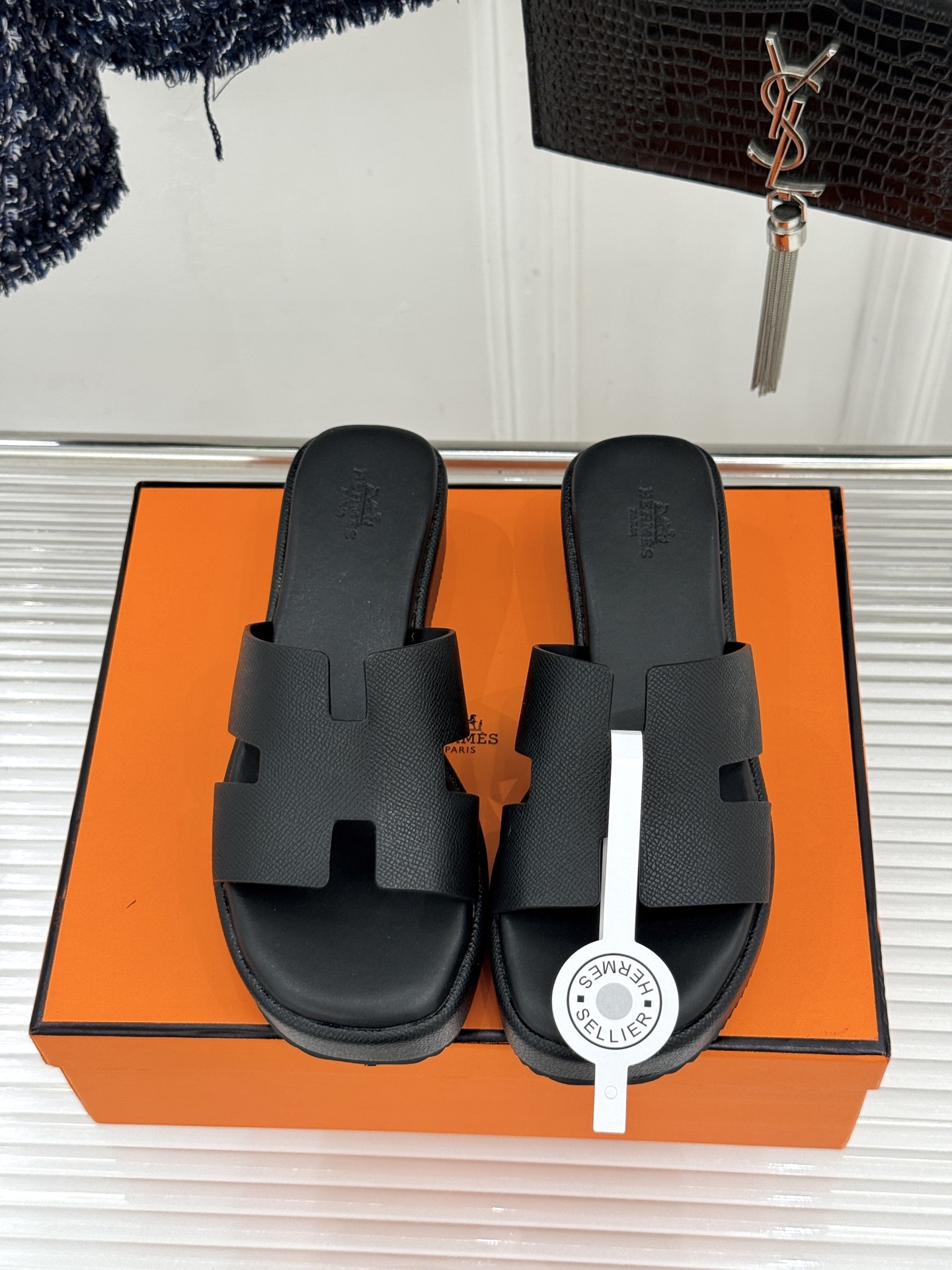 Hermès/爱马仕26WF新品极简厚底H拖鞋以极简厚底重塑经典H拖鞋。标志性H型鞋面利落大气无多余修饰