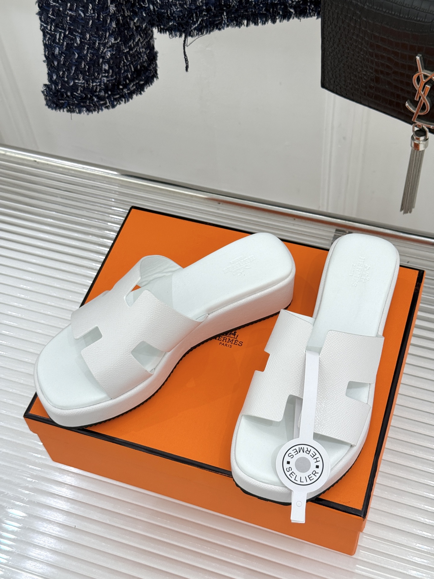 Hermès/爱马仕26WF新品极简厚底H拖鞋以极简厚底重塑经典H拖鞋。标志性H型鞋面利落大气无多余修饰