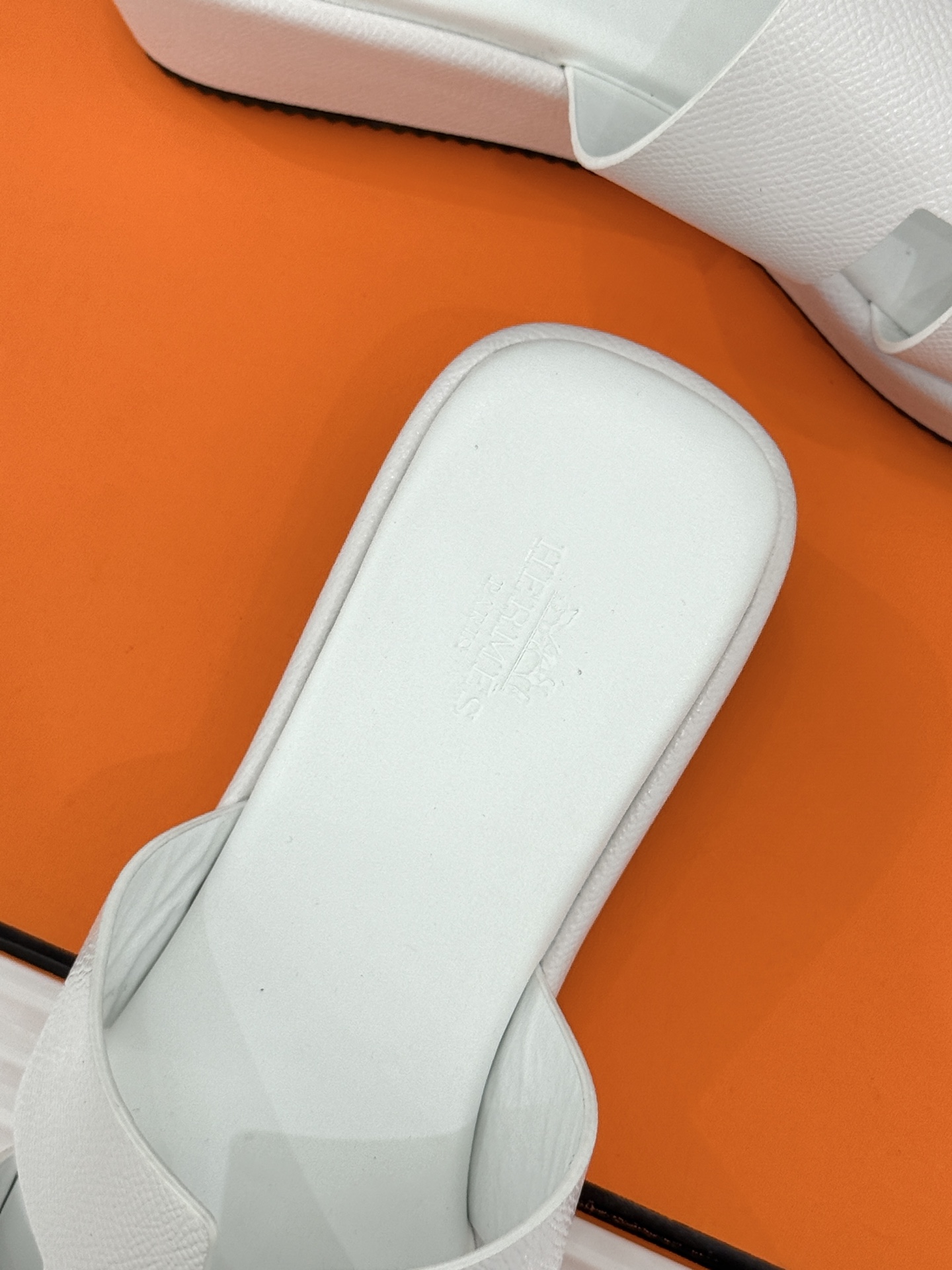 Hermès/爱马仕26WF新品极简厚底H拖鞋以极简厚底重塑经典H拖鞋。标志性H型鞋面利落大气无多余修饰