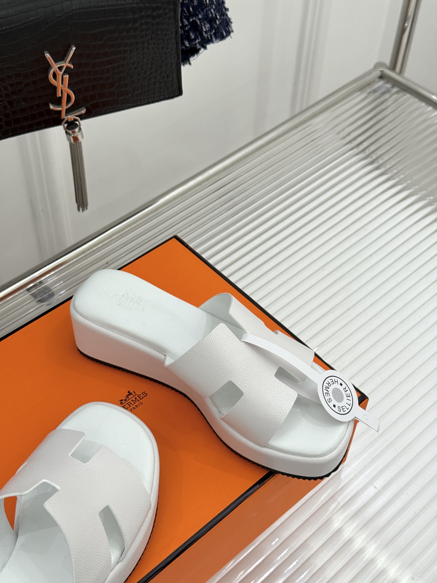 Hermès/爱马仕26WF新品极简厚底H拖鞋以极简厚底重塑经典H拖鞋。标志性H型鞋面利落大气无多余修饰