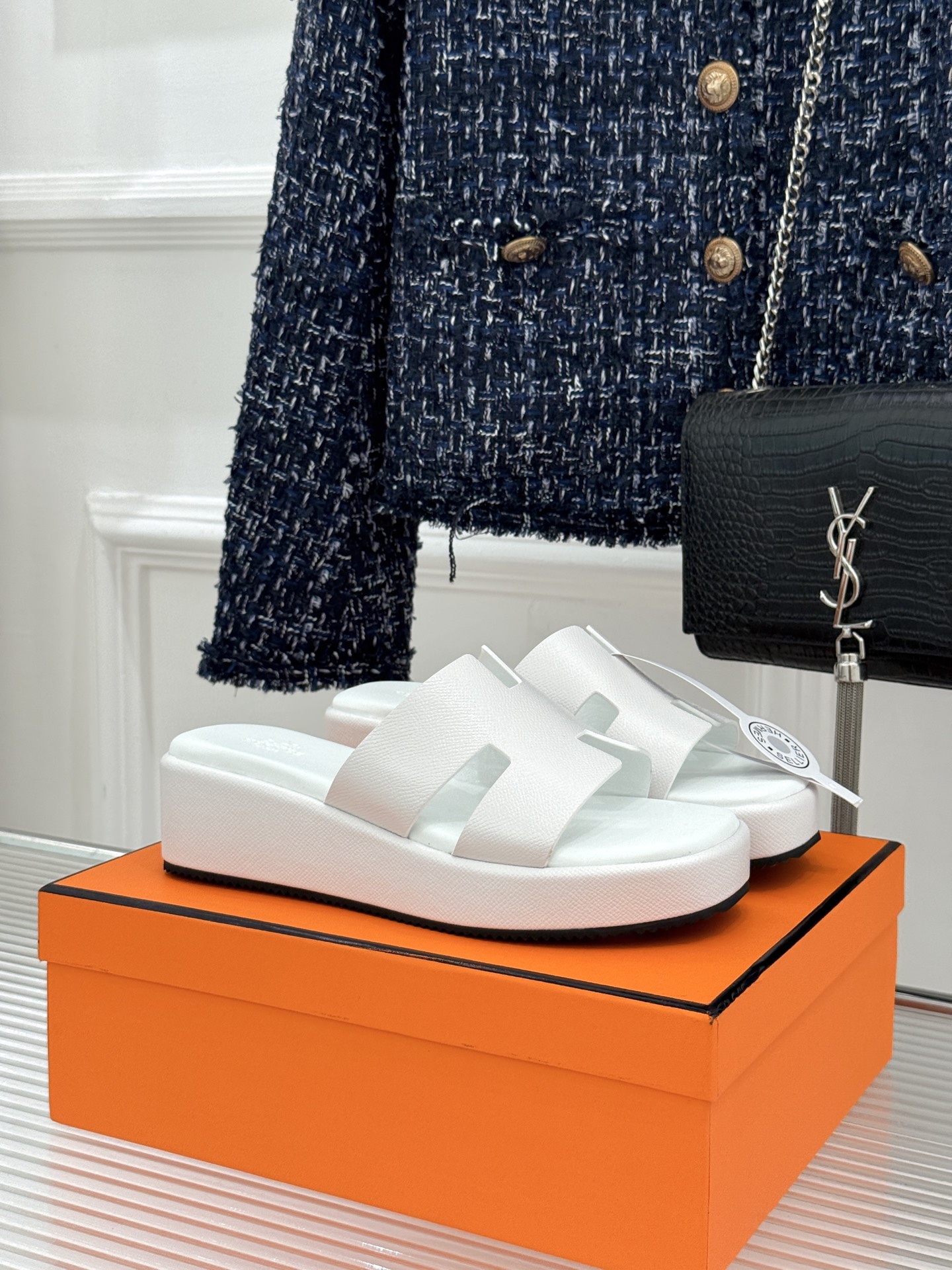 Hermès/爱马仕26WF新品极简厚底H拖鞋以极简厚底重塑经典H拖鞋。标志性H型鞋面利落大气无多余修饰