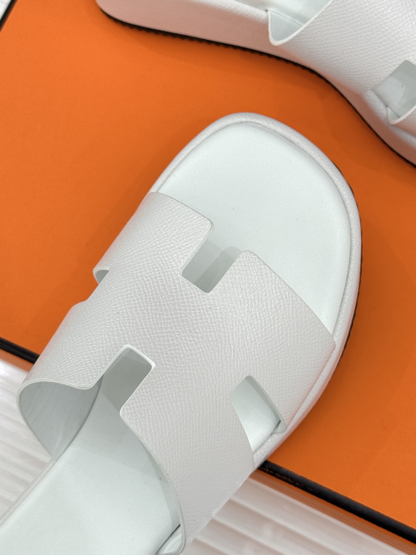 Hermès/爱马仕26WF新品极简厚底H拖鞋以极简厚底重塑经典H拖鞋。标志性H型鞋面利落大气无多余修饰
