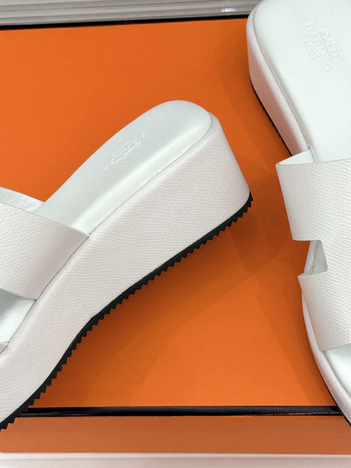 Hermès/爱马仕26WF新品极简厚底H拖鞋以极简厚底重塑经典H拖鞋。标志性H型鞋面利落大气无多余修饰