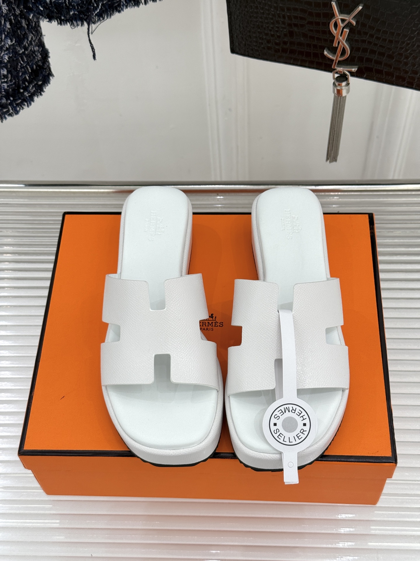 Hermès/爱马仕26WF新品极简厚底H拖鞋以极简厚底重塑经典H拖鞋。标志性H型鞋面利落大气无多余修饰