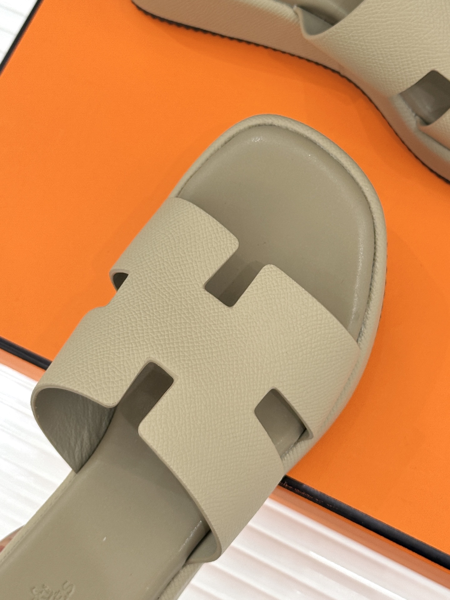 Hermès/爱马仕26WF新品极简厚底H拖鞋以极简厚底重塑经典H拖鞋。标志性H型鞋面利落大气无多余修饰