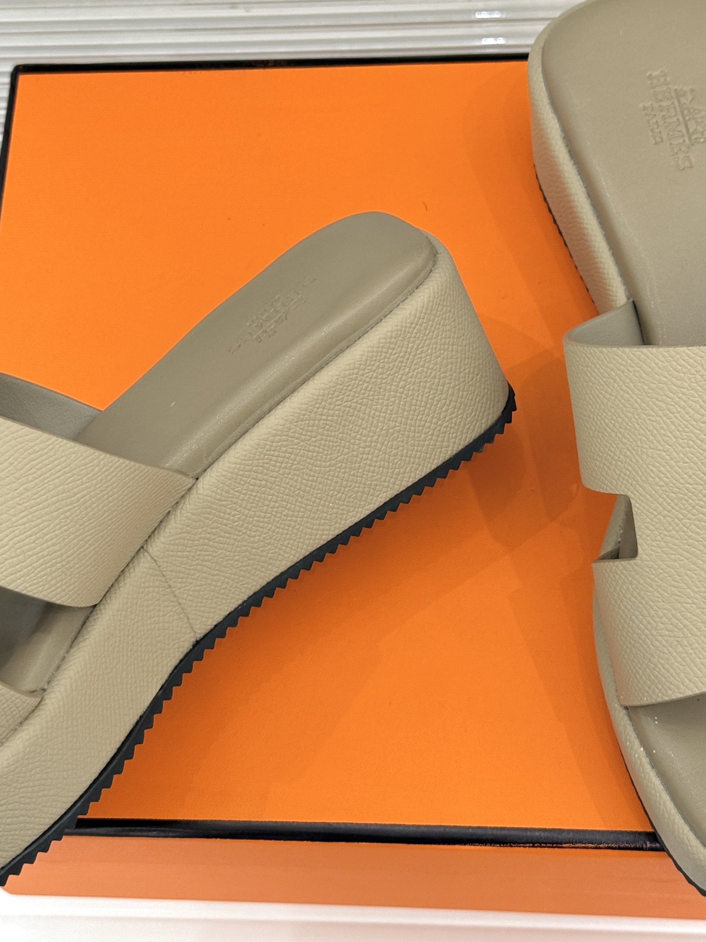 Hermès/爱马仕26WF新品极简厚底H拖鞋以极简厚底重塑经典H拖鞋。标志性H型鞋面利落大气无多余修饰