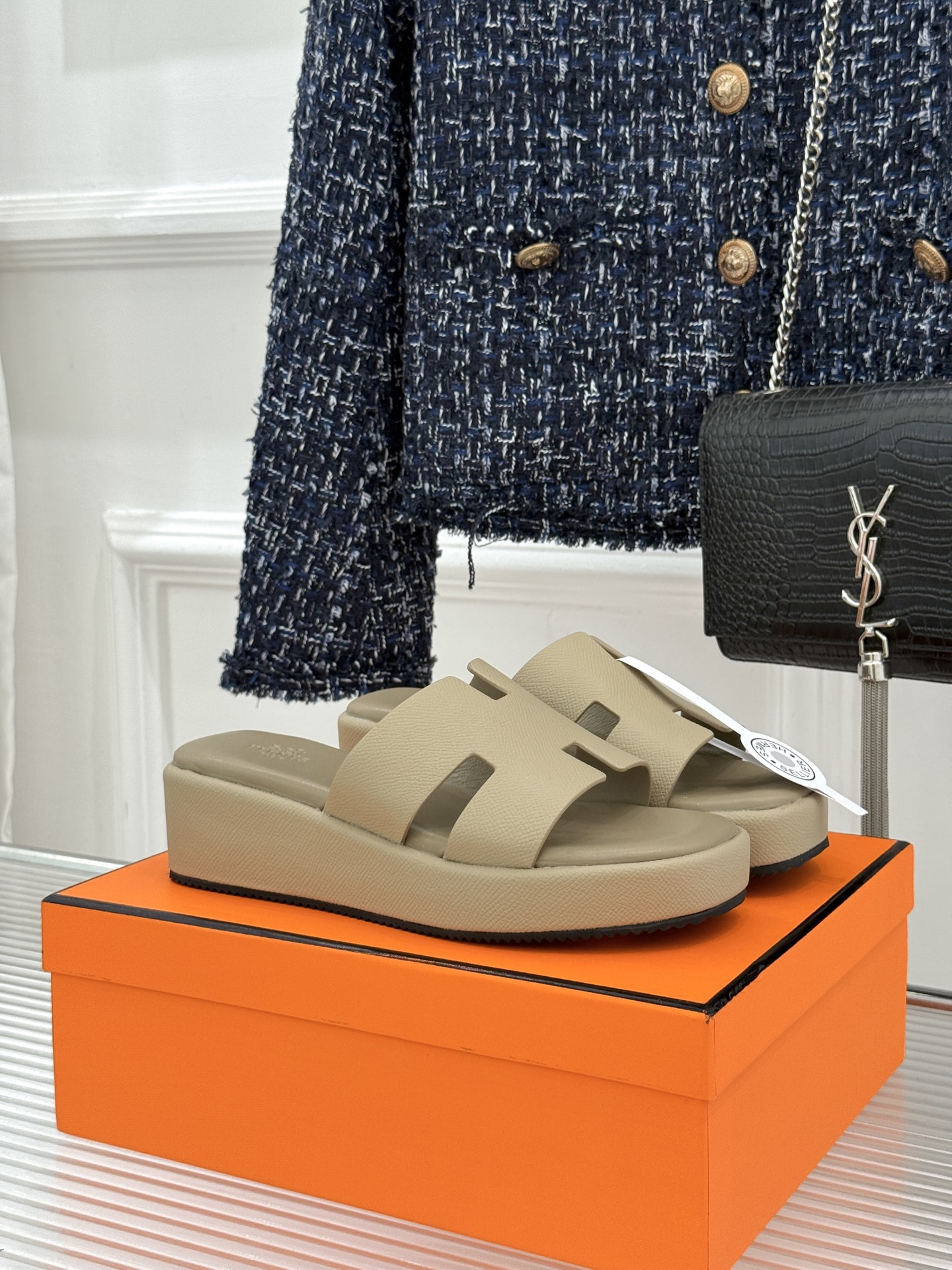 Hermès/爱马仕26WF新品极简厚底H拖鞋以极简厚底重塑经典H拖鞋。标志性H型鞋面利落大气无多余修饰