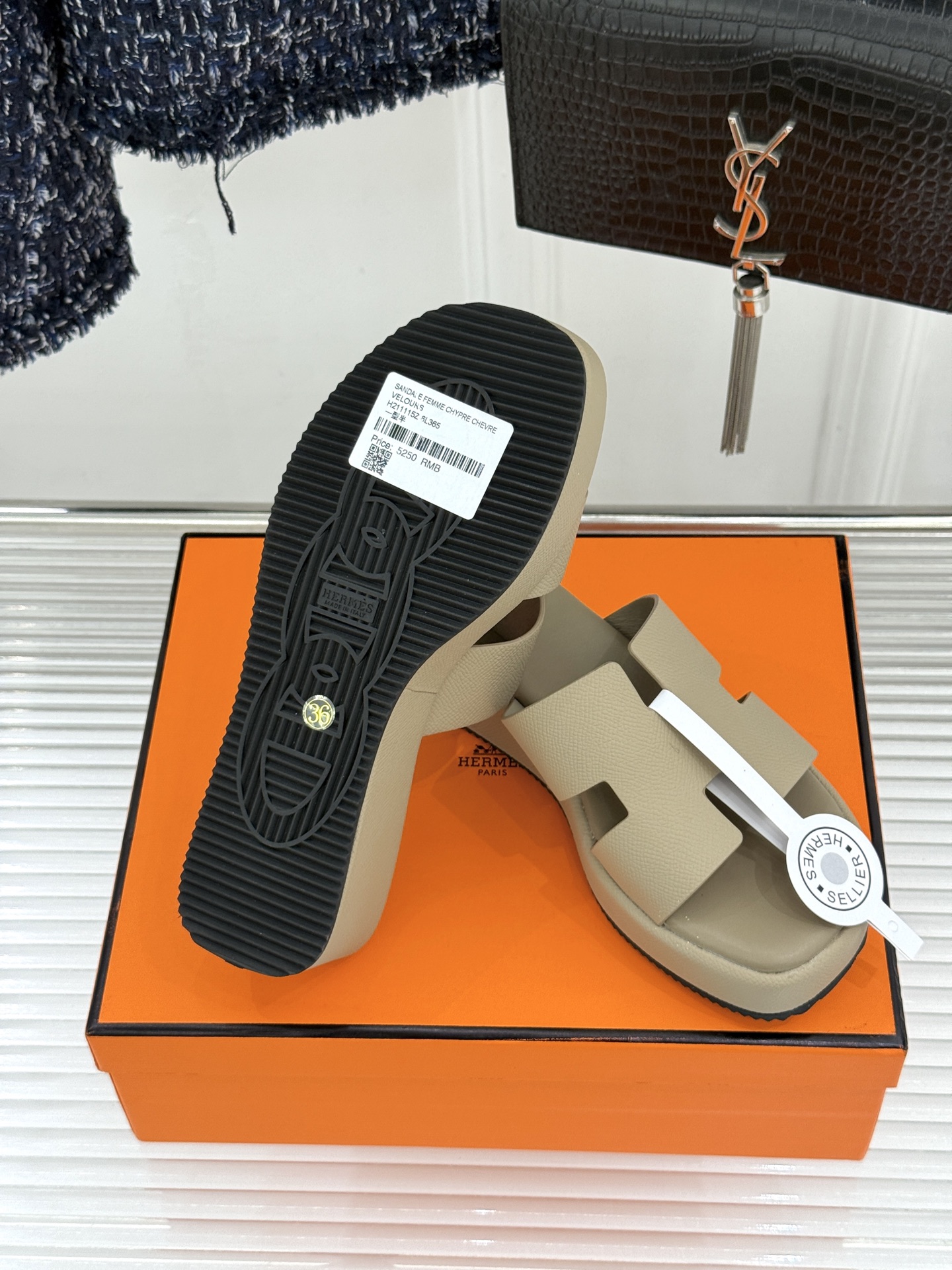 Hermès/爱马仕26WF新品极简厚底H拖鞋以极简厚底重塑经典H拖鞋。标志性H型鞋面利落大气无多余修饰