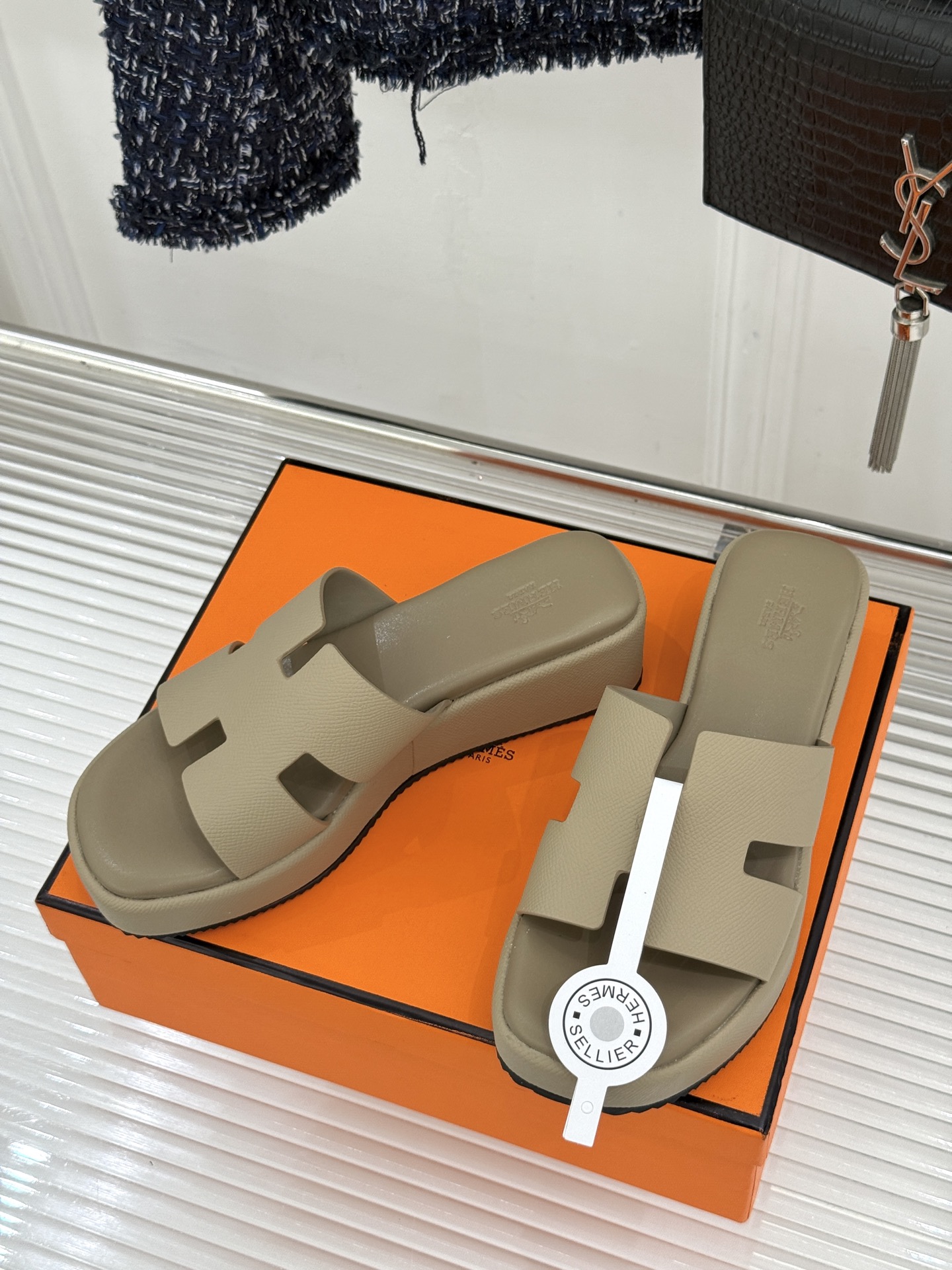 Hermès/爱马仕26WF新品极简厚底H拖鞋以极简厚底重塑经典H拖鞋。标志性H型鞋面利落大气无多余修饰