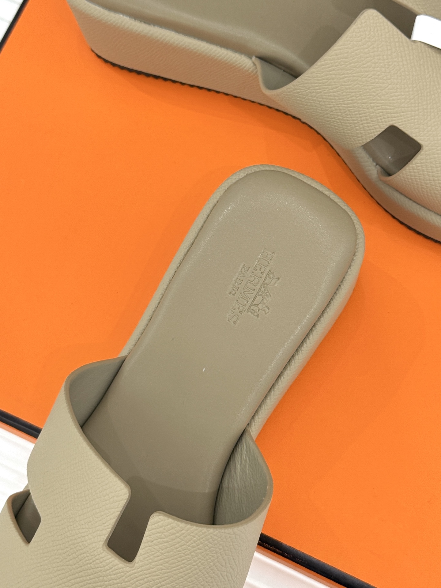 Hermès/爱马仕26WF新品极简厚底H拖鞋以极简厚底重塑经典H拖鞋。标志性H型鞋面利落大气无多余修饰
