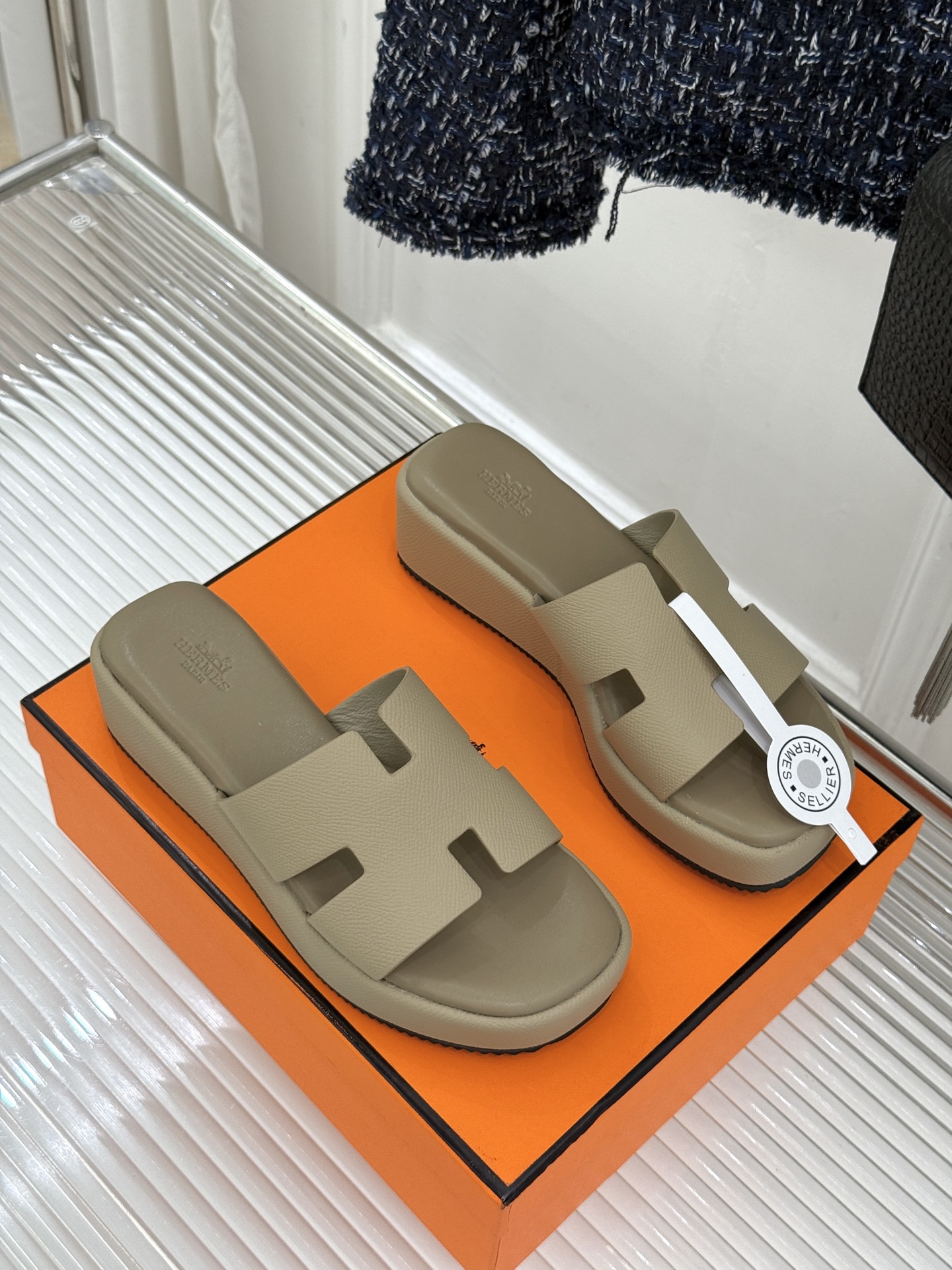 Hermès/爱马仕26WF新品极简厚底H拖鞋以极简厚底重塑经典H拖鞋。标志性H型鞋面利落大气无多余修饰