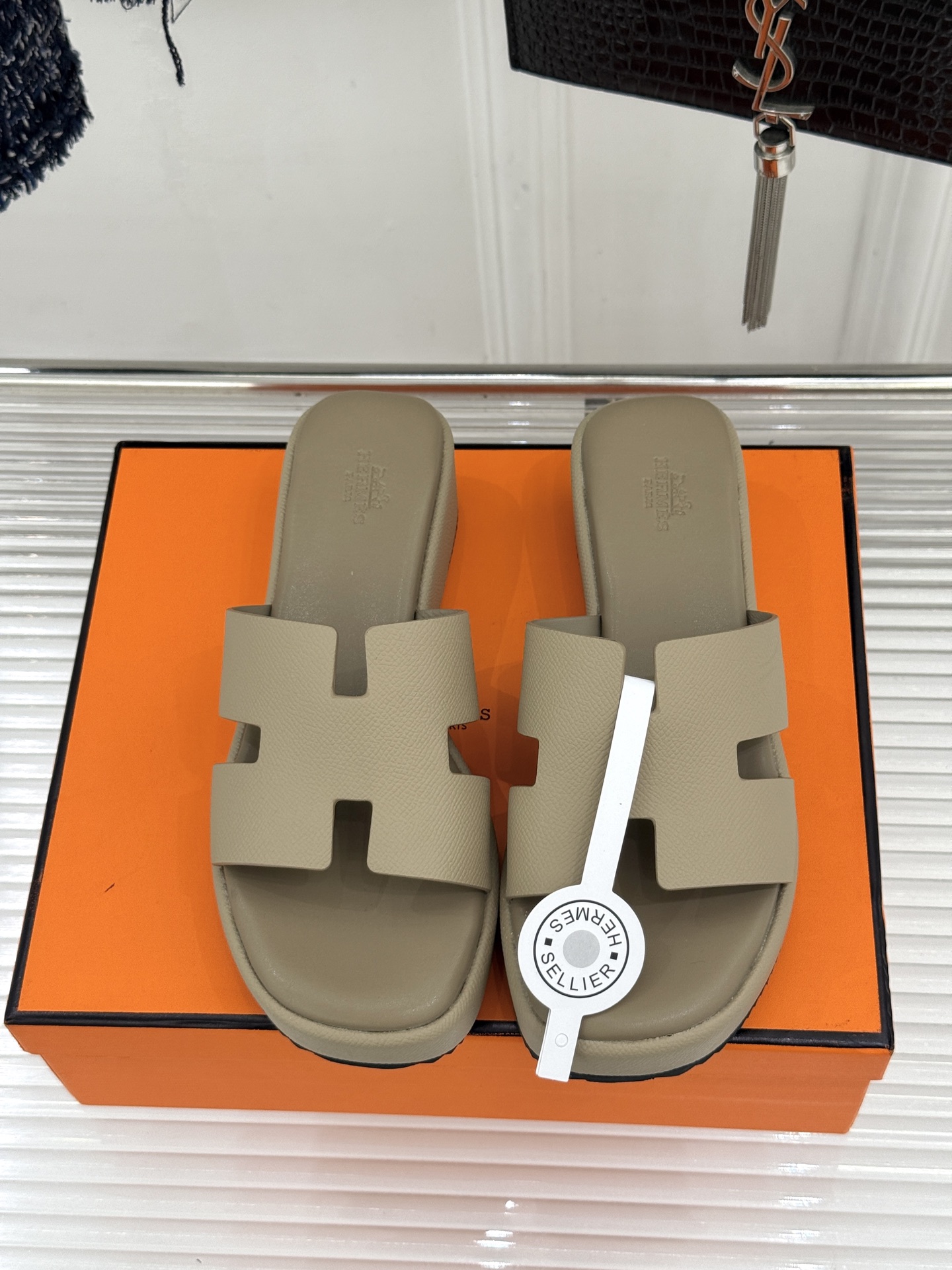 Hermès/爱马仕26WF新品极简厚底H拖鞋以极简厚底重塑经典H拖鞋。标志性H型鞋面利落大气无多余修饰