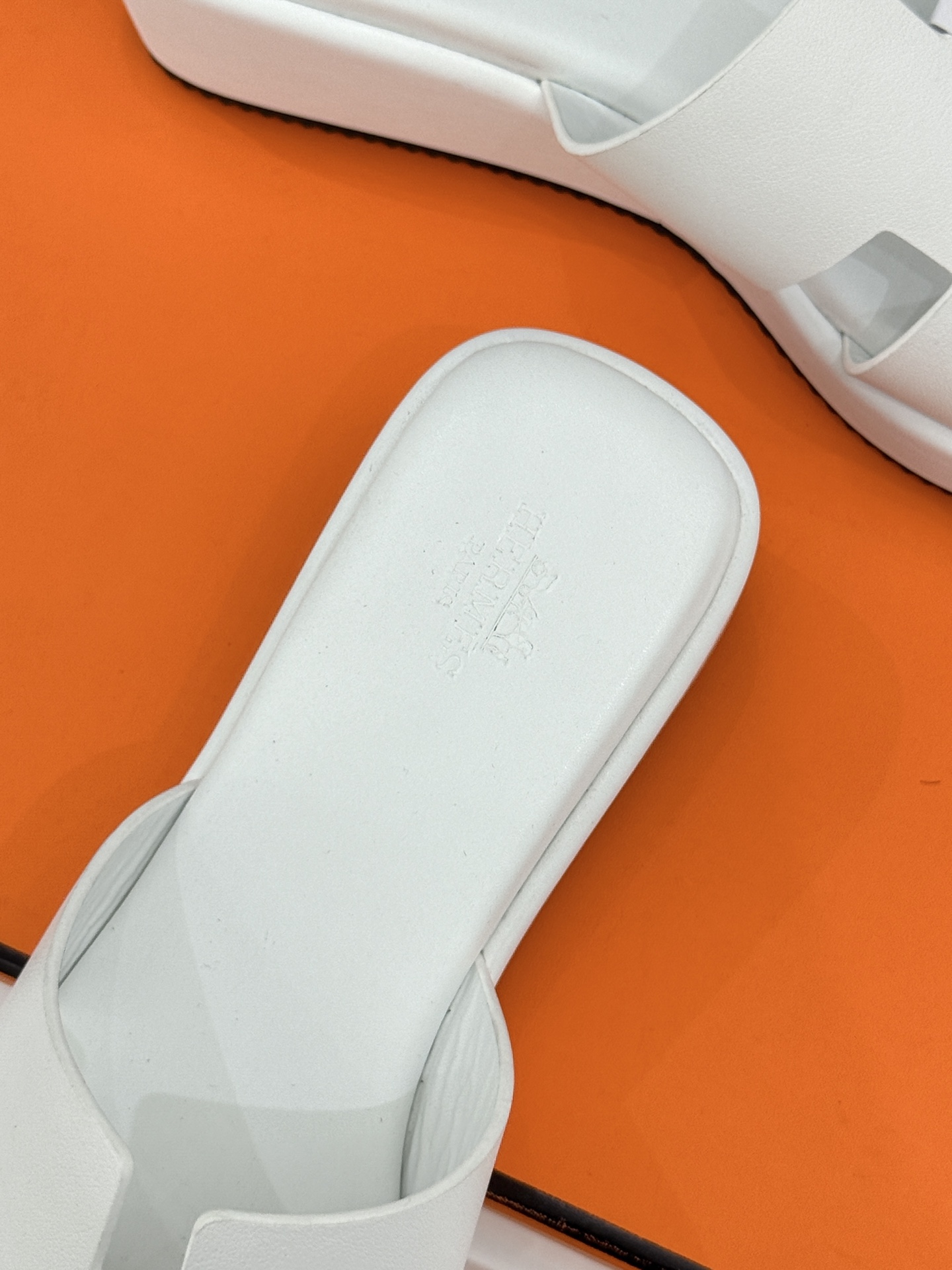 Hermès/爱马仕26WF新品极简厚底H拖鞋以极简厚底重塑经典H拖鞋。标志性H型鞋面利落大气无多余修饰