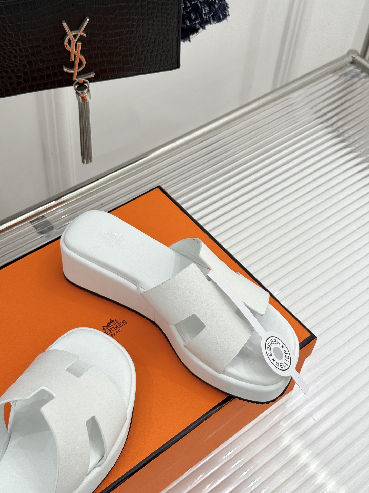 Hermès/爱马仕26WF新品极简厚底H拖鞋以极简厚底重塑经典H拖鞋。标志性H型鞋面利落大气无多余修饰