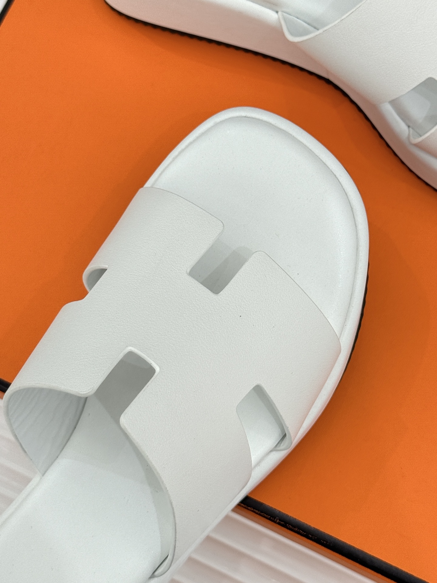 Hermès/爱马仕26WF新品极简厚底H拖鞋以极简厚底重塑经典H拖鞋。标志性H型鞋面利落大气无多余修饰