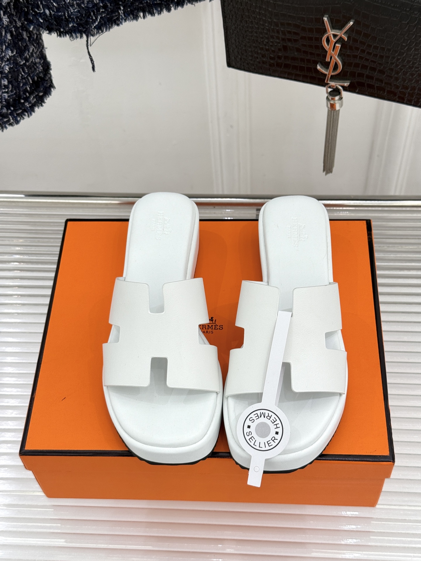 Hermès/爱马仕26WF新品极简厚底H拖鞋以极简厚底重塑经典H拖鞋。标志性H型鞋面利落大气无多余修饰